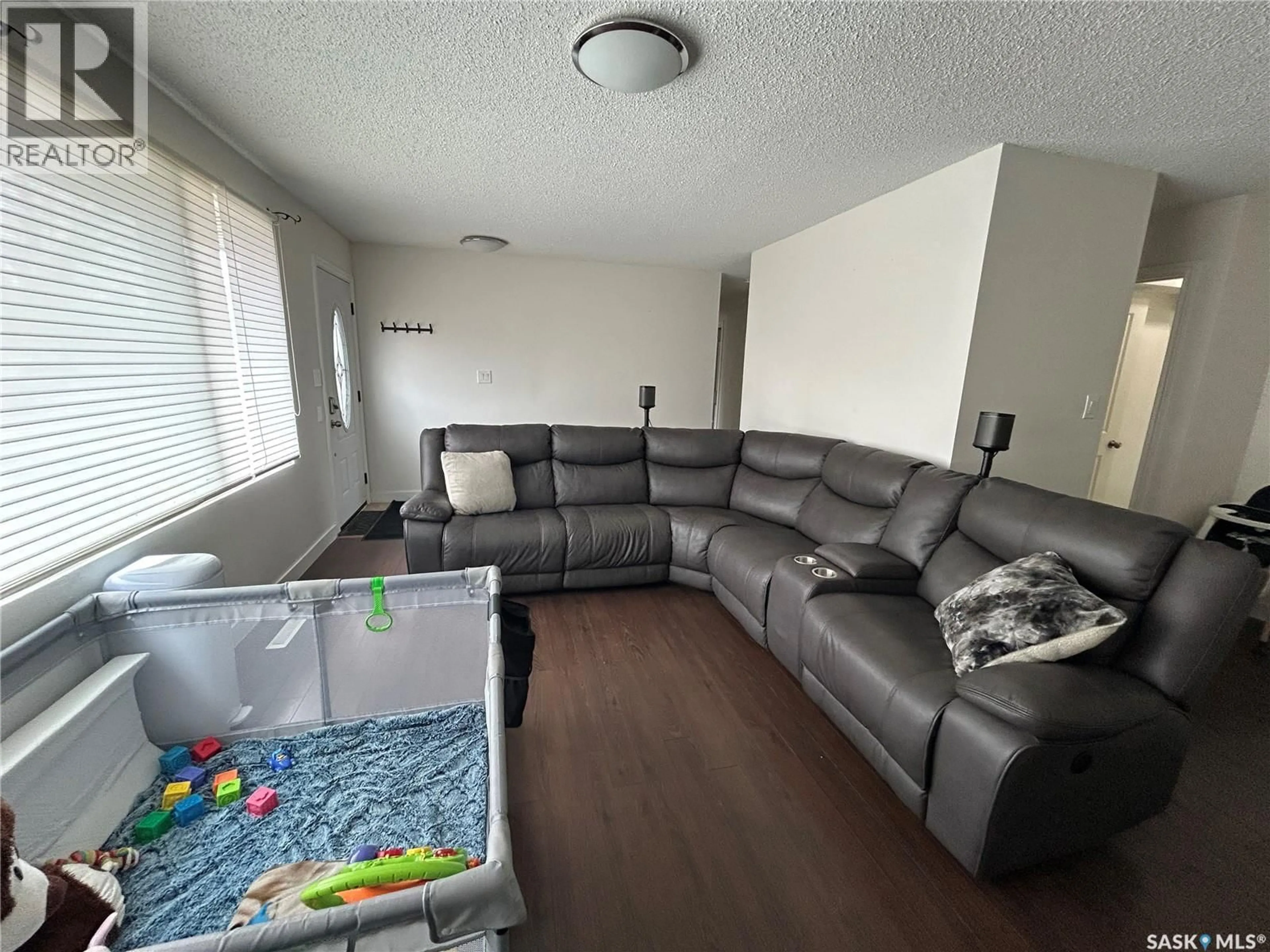 A pic of a room for 2616 CLARENCE AVENUE, Saskatoon Saskatchewan S7J1M6