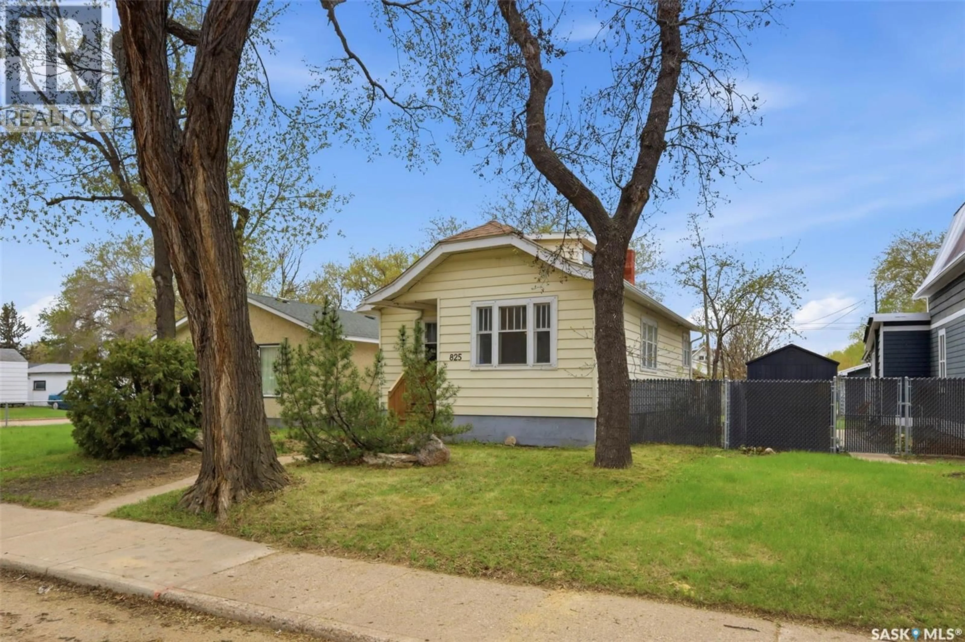 Home with vinyl exterior material, street for 825 L AVENUE, Saskatoon Saskatchewan S7M2H9