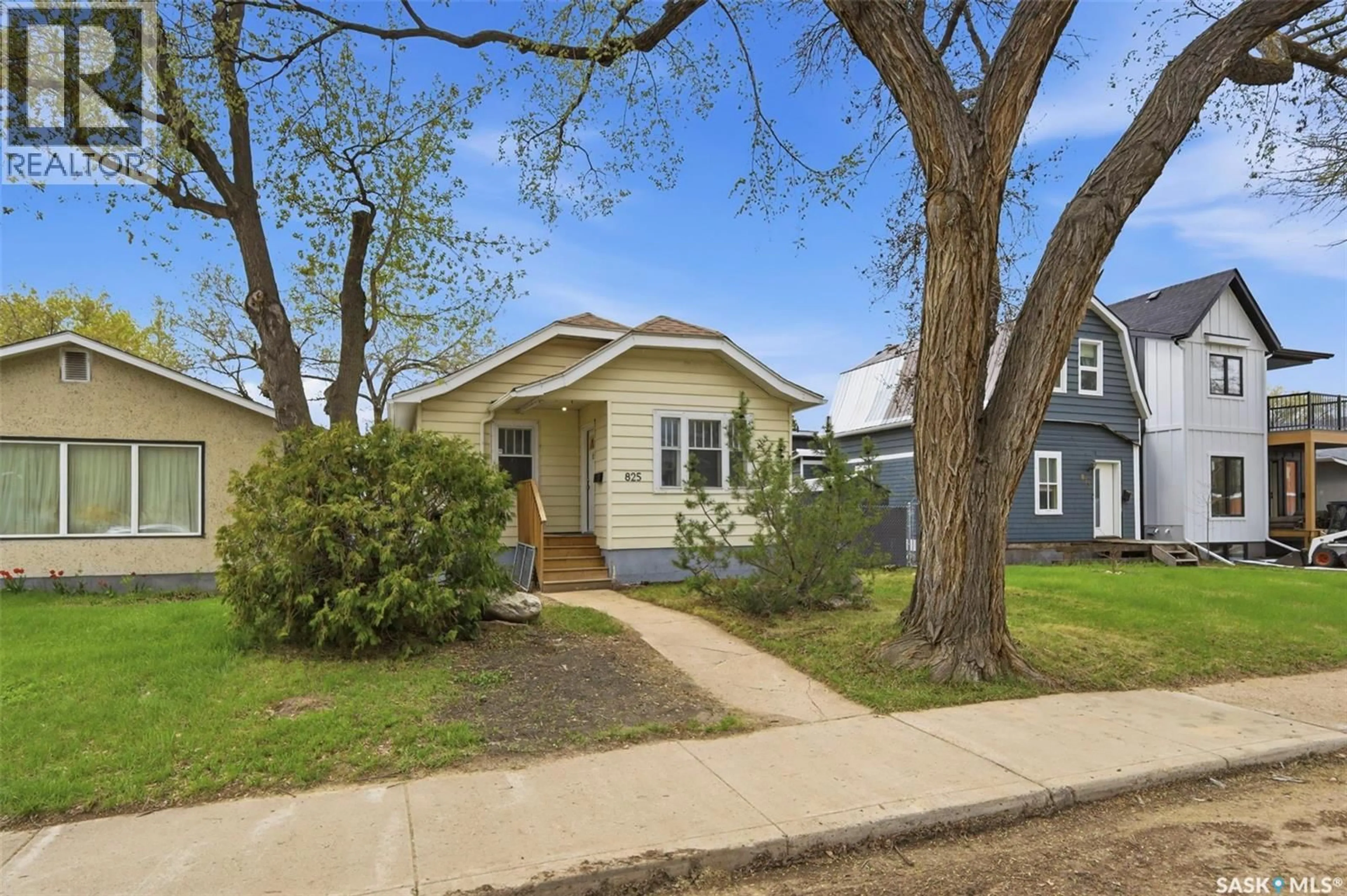 Home with vinyl exterior material, street for 825 L AVENUE, Saskatoon Saskatchewan S7M2H9