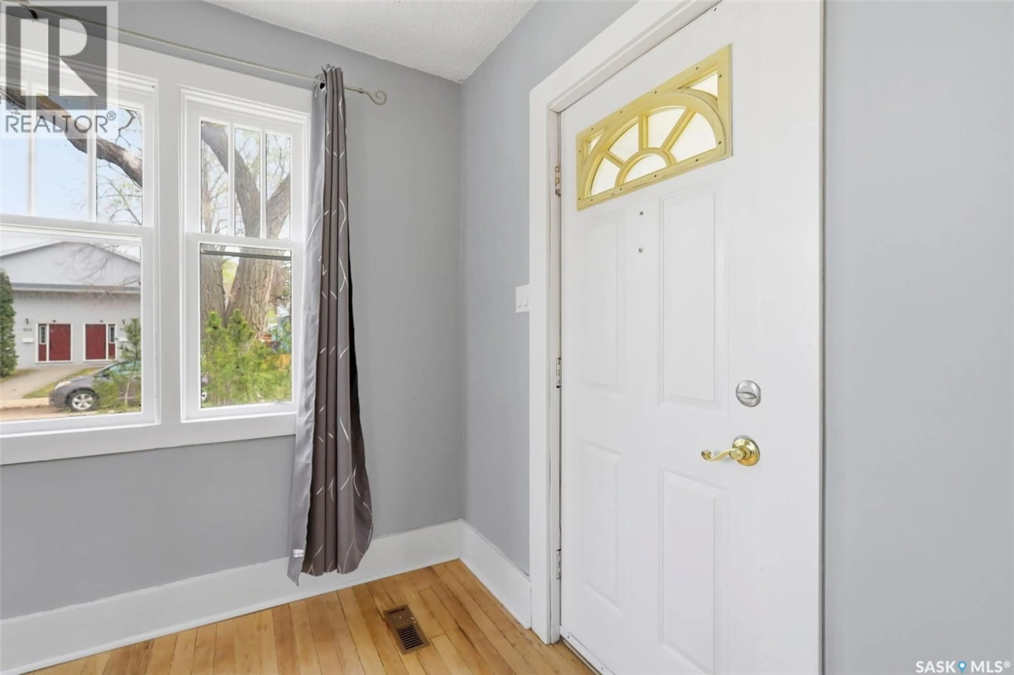 Indoor entryway for 825 L AVENUE, Saskatoon Saskatchewan S7M2H9