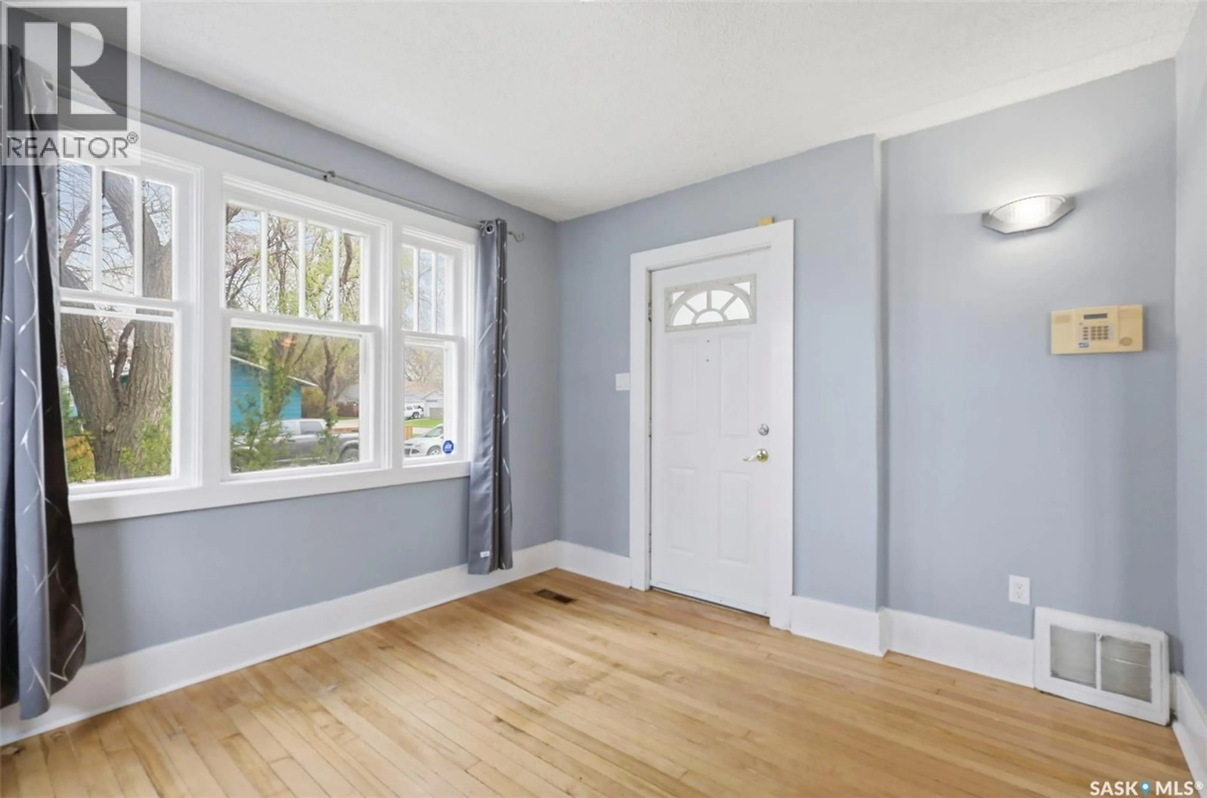 Indoor entryway for 825 L AVENUE, Saskatoon Saskatchewan S7M2H9