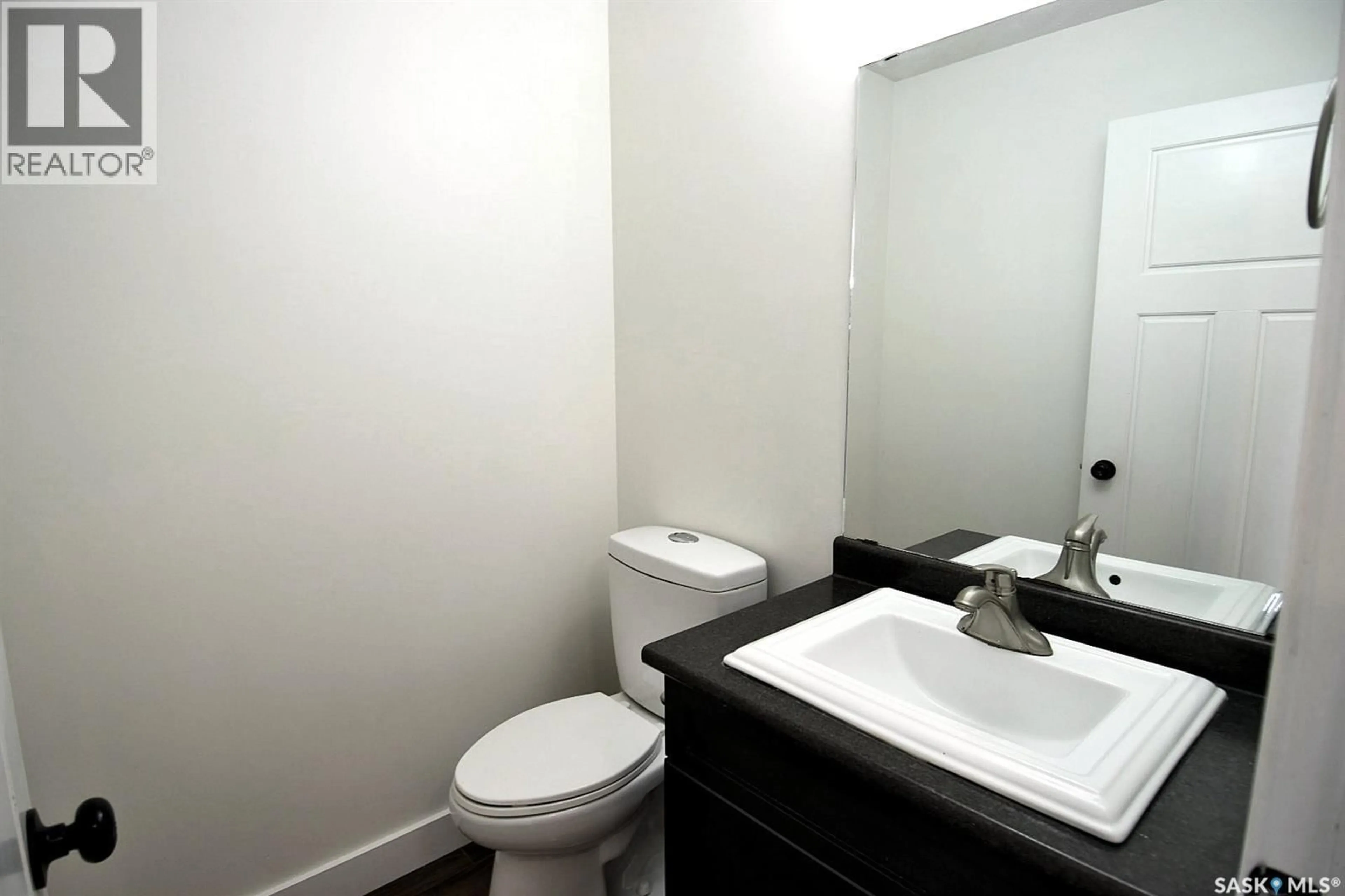 Standard bathroom, unknown for 242 GEARY CRESCENT, Saskatoon Saskatchewan S7R0E6