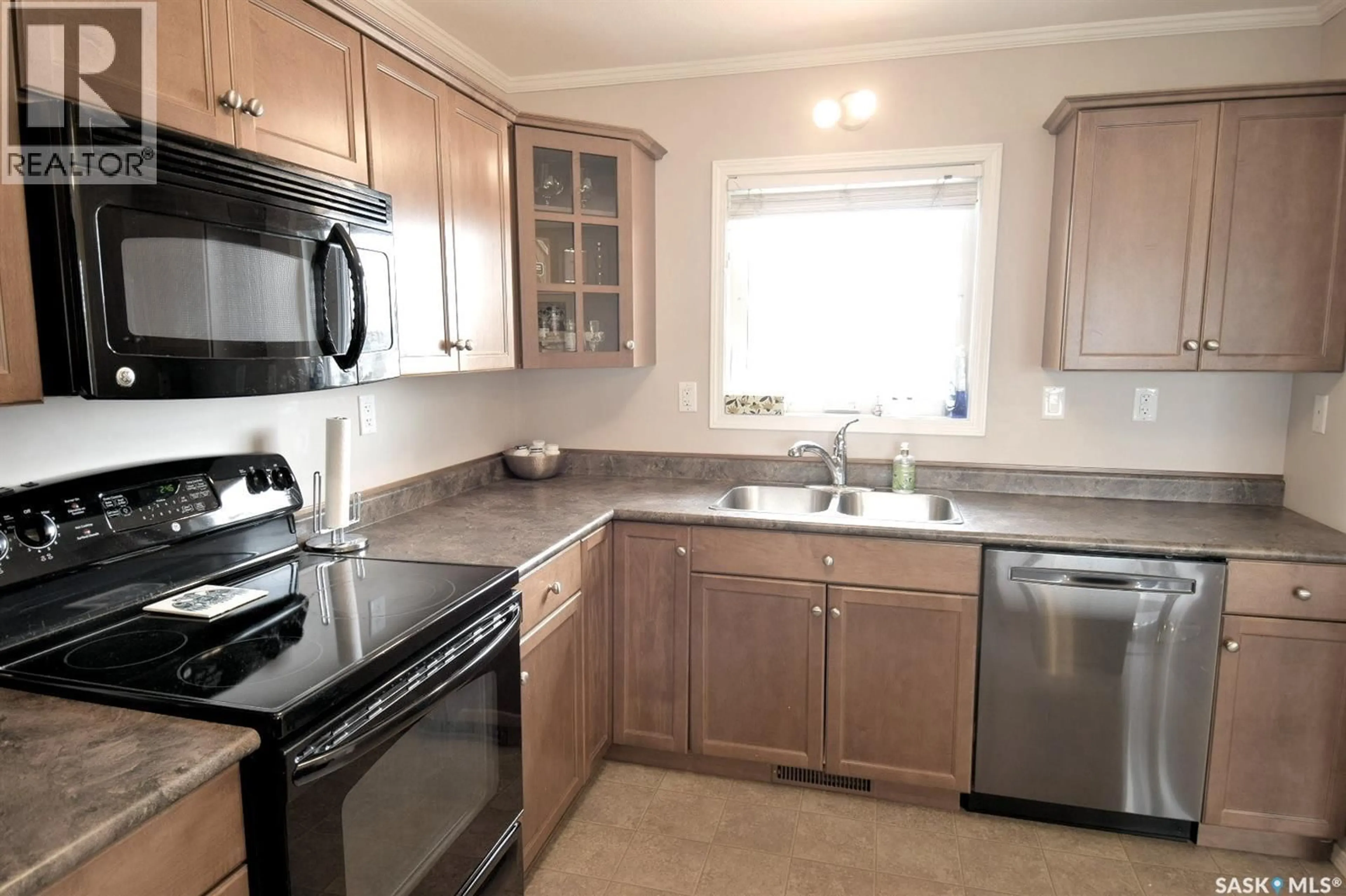 Standard kitchen, unknown for 1022 - 102 HAMPTON CIRCLE, Saskatoon Saskatchewan S7R0K3