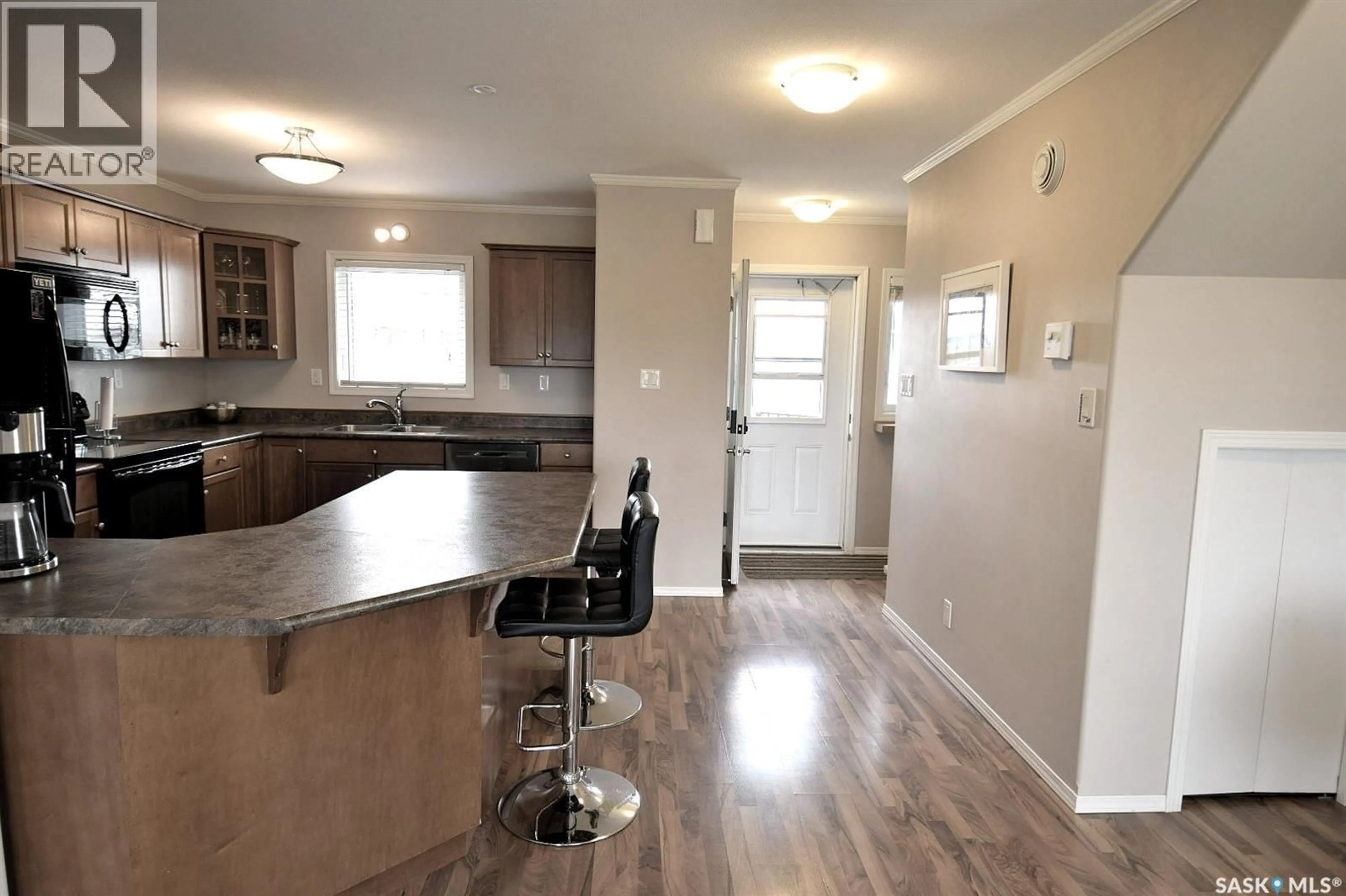 Open concept kitchen, wood/laminate floor for 1022 - 102 HAMPTON CIRCLE, Saskatoon Saskatchewan S7R0K3
