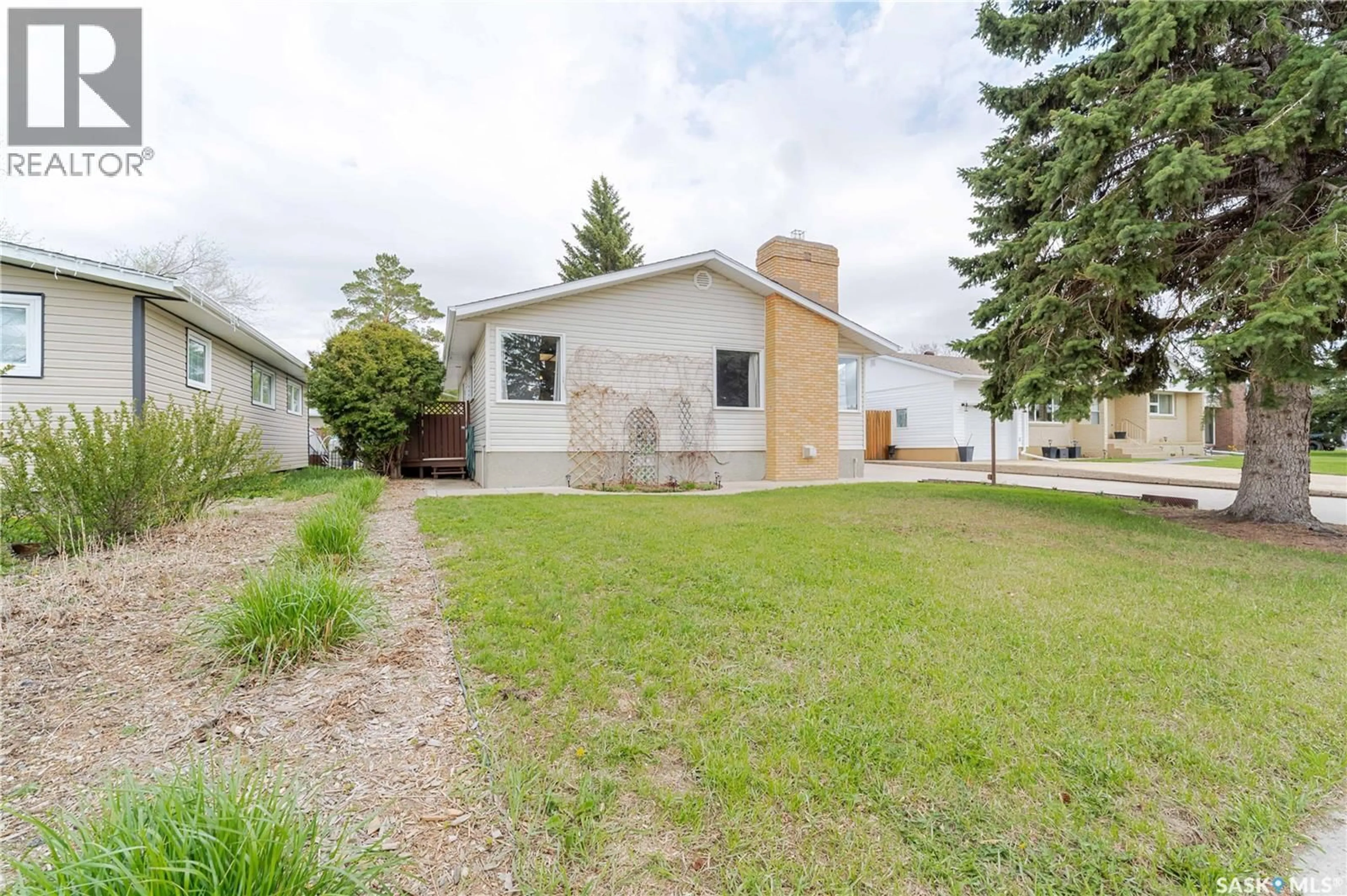 Patio, street for 1325 KING CRESCENT, Moose Jaw Saskatchewan S6H3G3