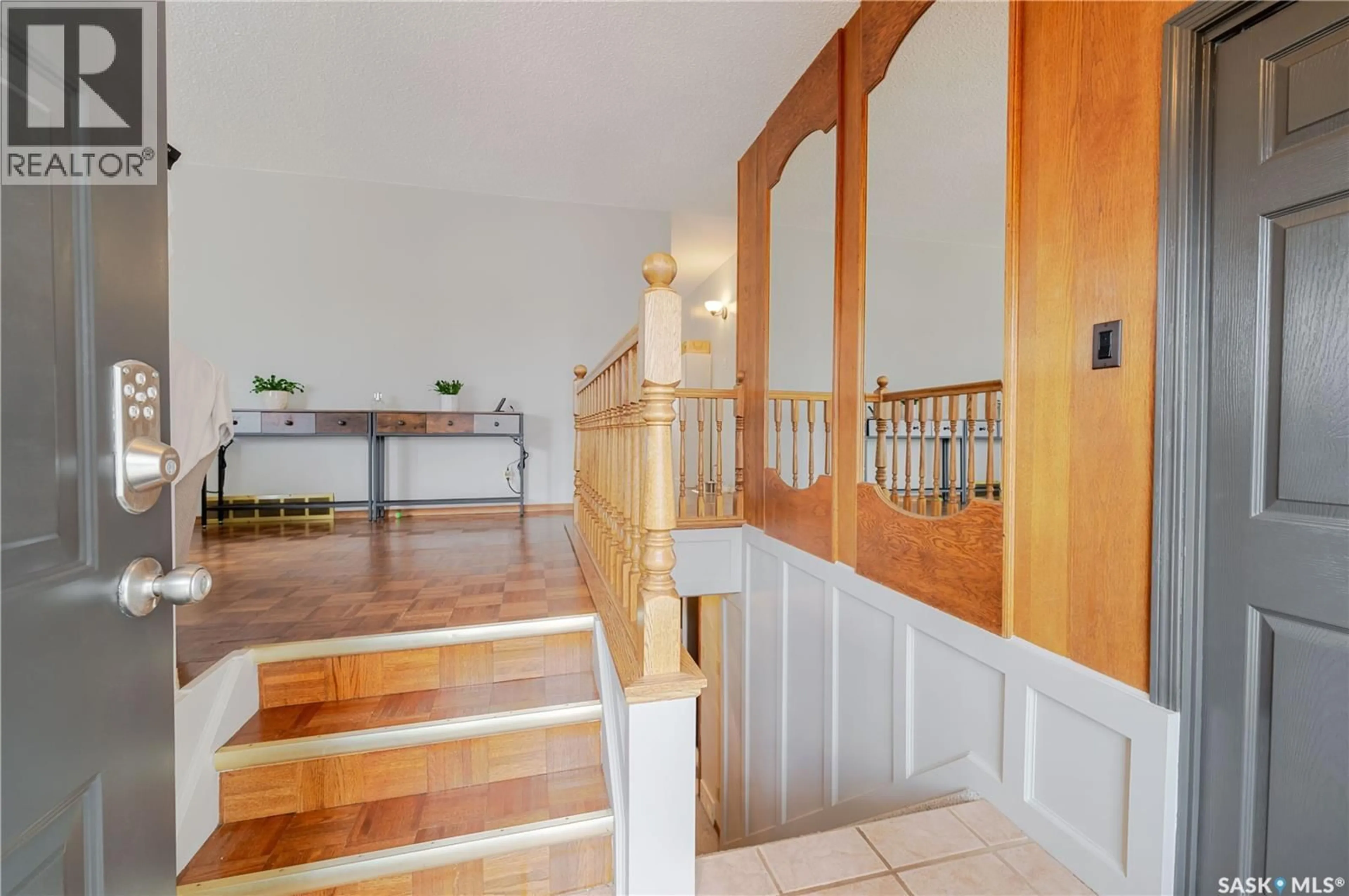 Indoor foyer for 1325 KING CRESCENT, Moose Jaw Saskatchewan S6H3G3