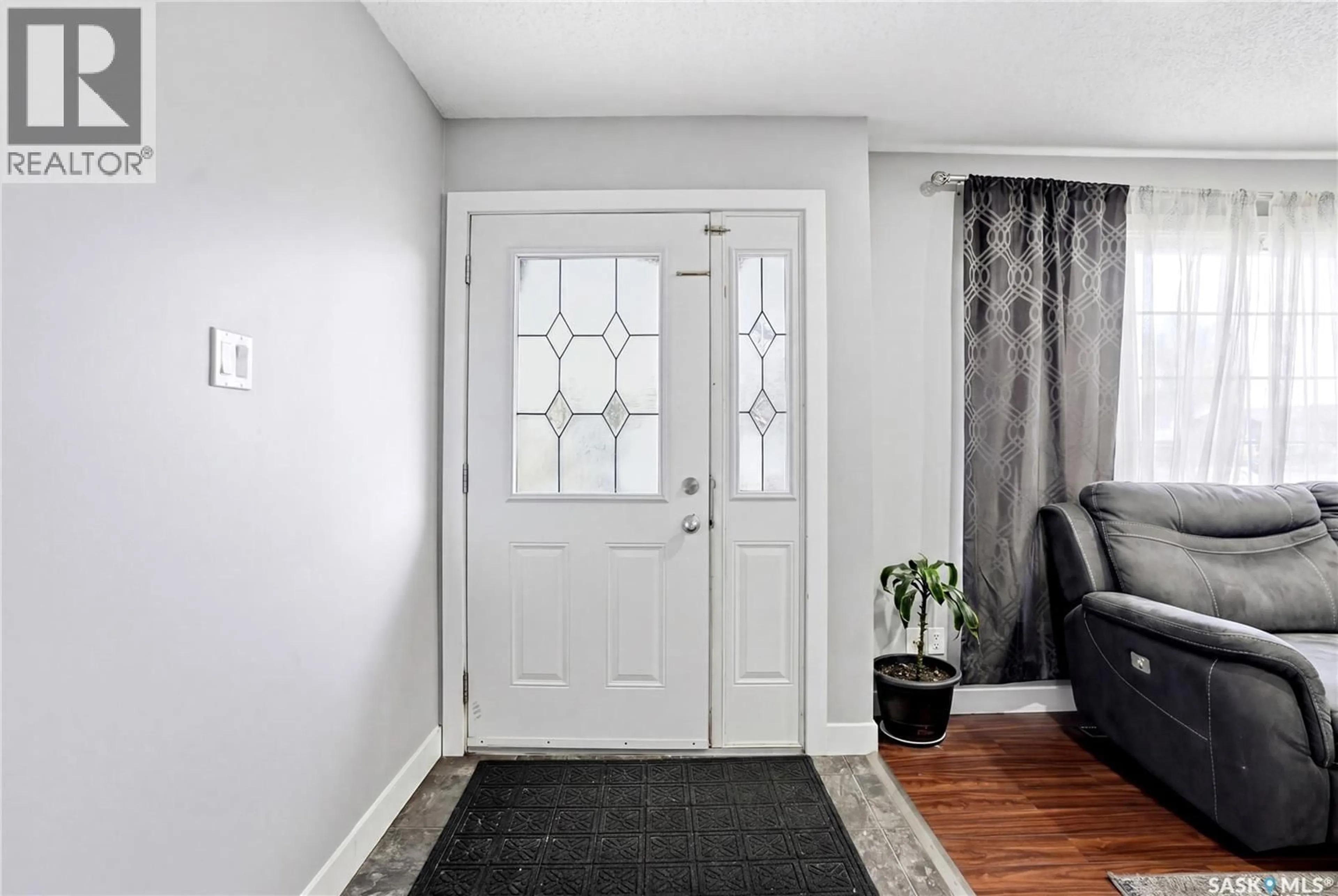 Indoor entryway for 330 DEVONSHIRE CRESCENT, Saskatoon Saskatchewan S7L5V8