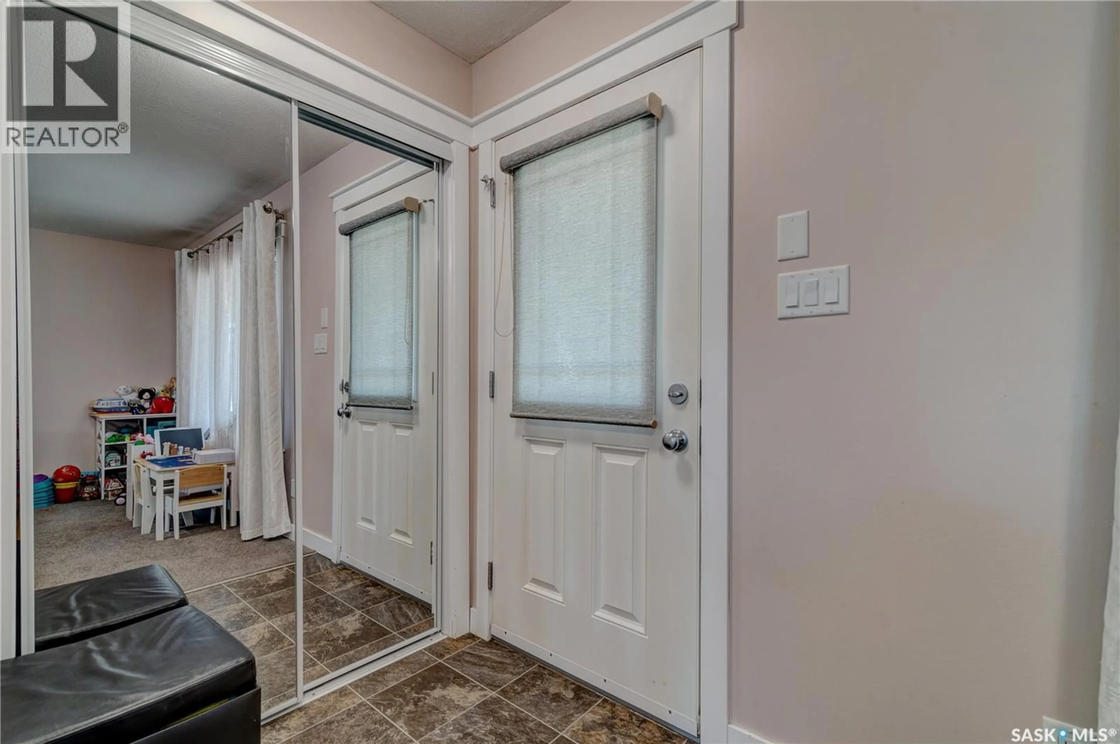 Indoor entryway for 5425 MCCLELLAND DRIVE, Regina Saskatchewan S4W0K8
