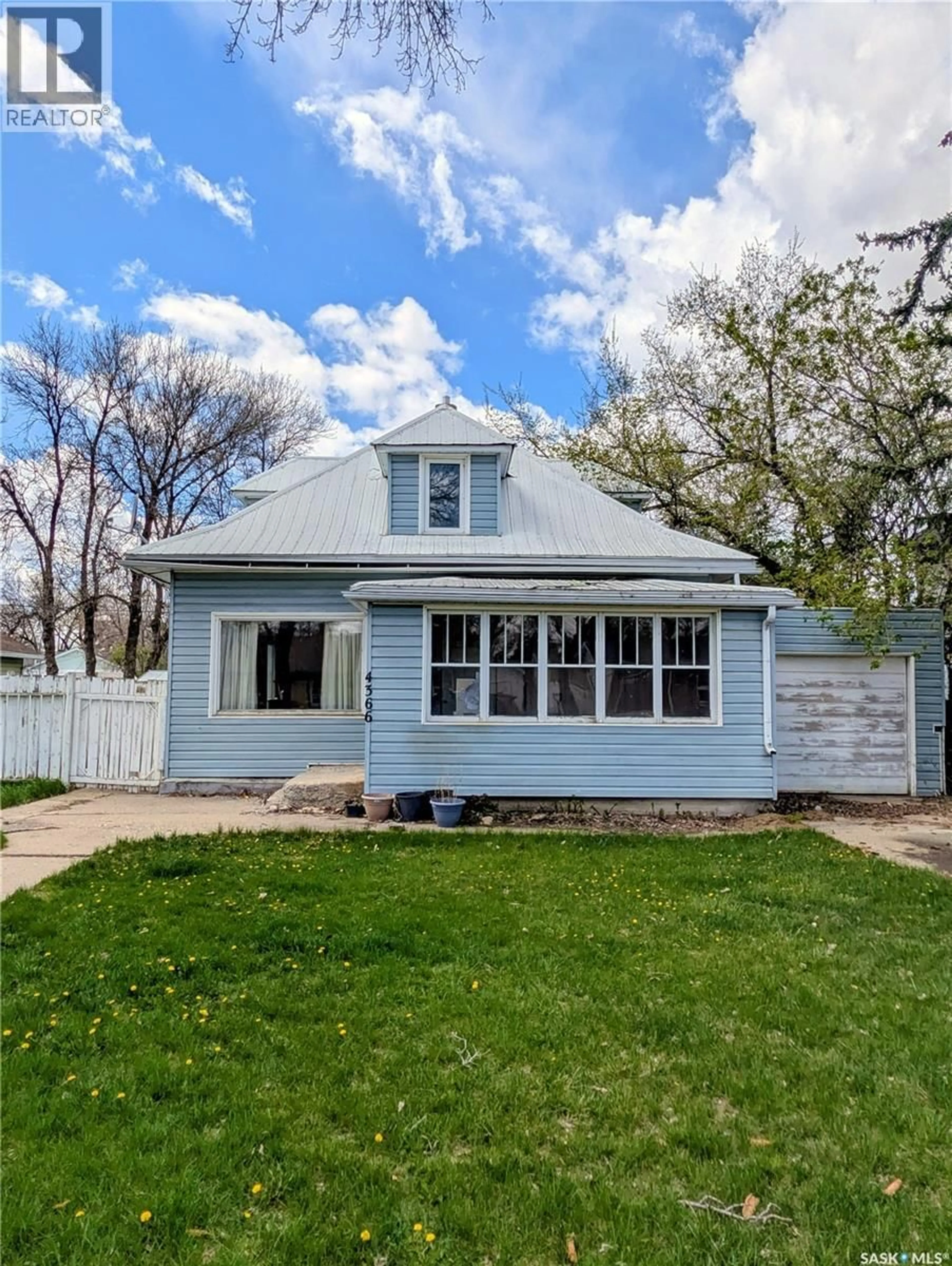 Home with vinyl exterior material, street for 4366 PRICE AVENUE, Gull Lake Saskatchewan S0N1A0
