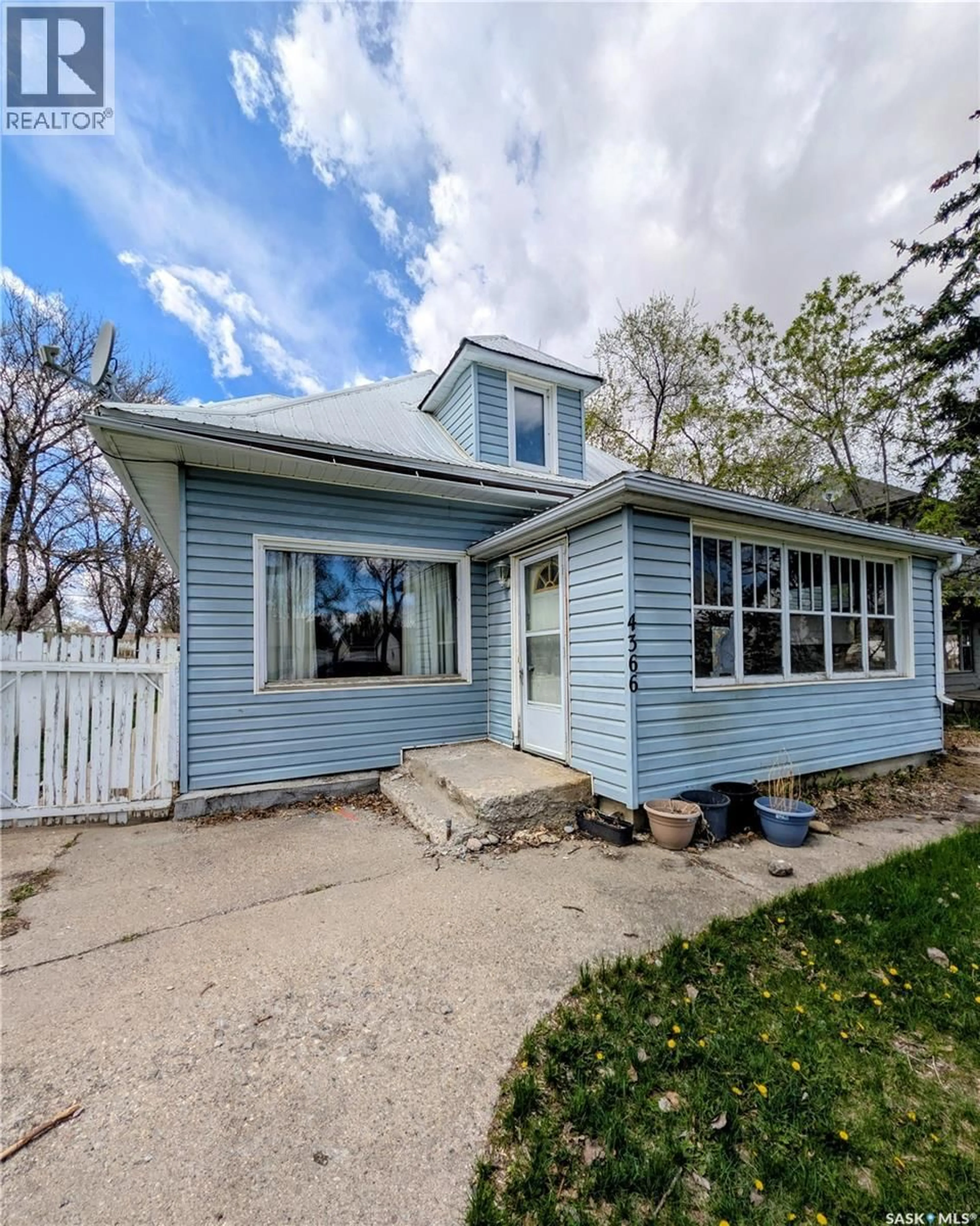 Home with vinyl exterior material, street for 4366 PRICE AVENUE, Gull Lake Saskatchewan S0N1A0