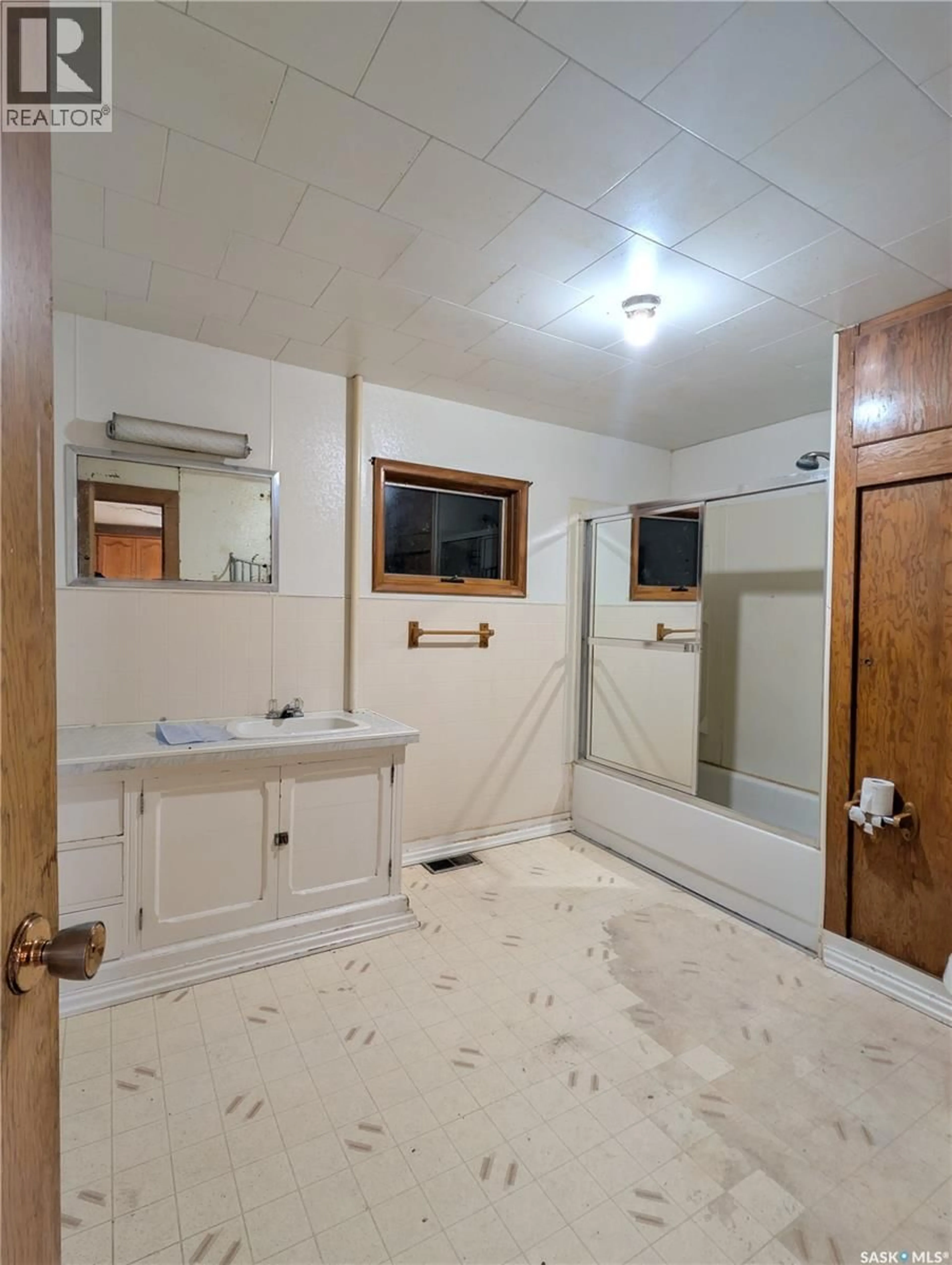 Standard bathroom, ceramic/tile floor for 4366 PRICE AVENUE, Gull Lake Saskatchewan S0N1A0