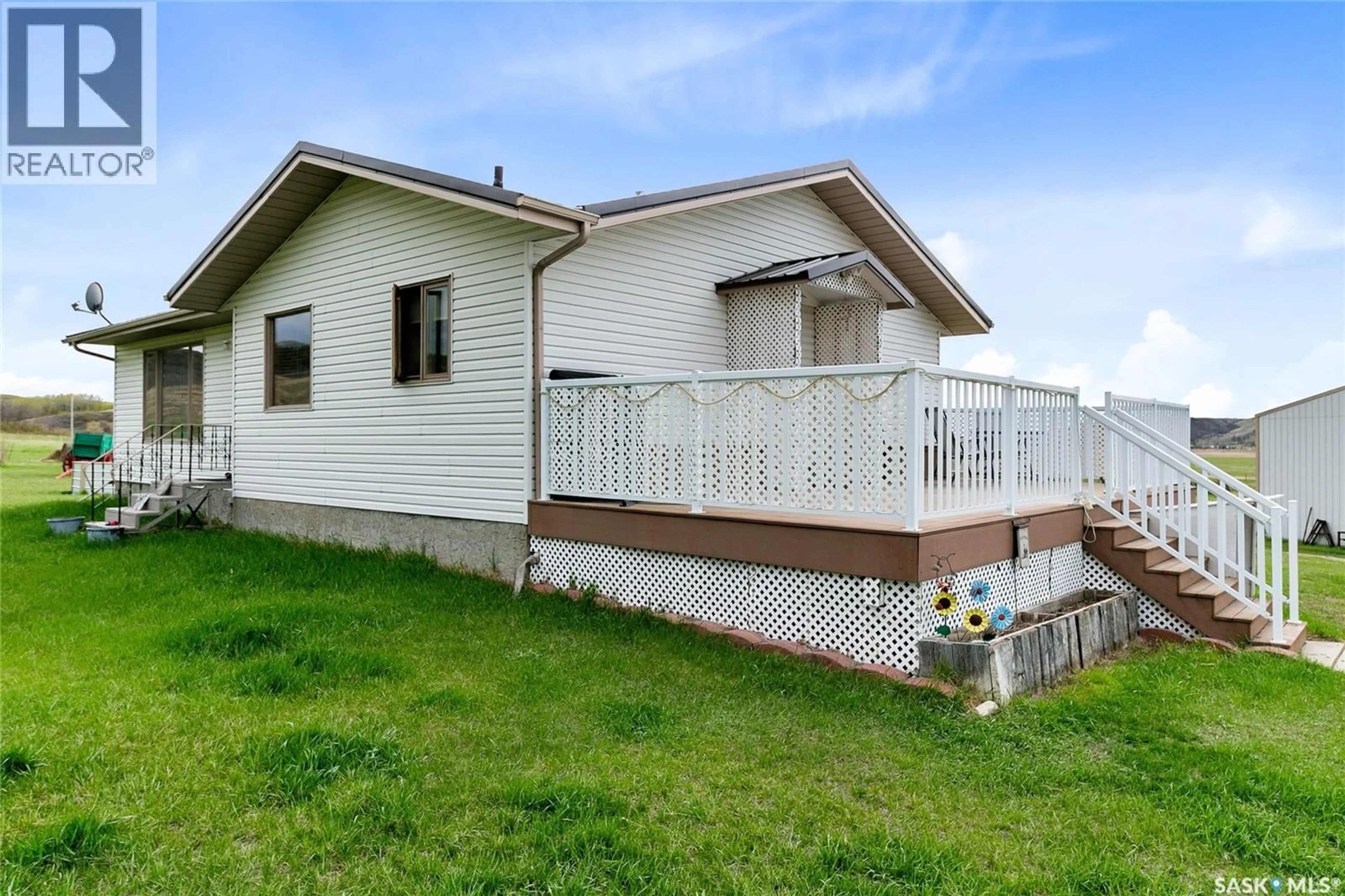 Home with vinyl exterior material, unknown for LUDWIG ACRES, Lumsden Rm No. 189 Saskatchewan S0G0W0
