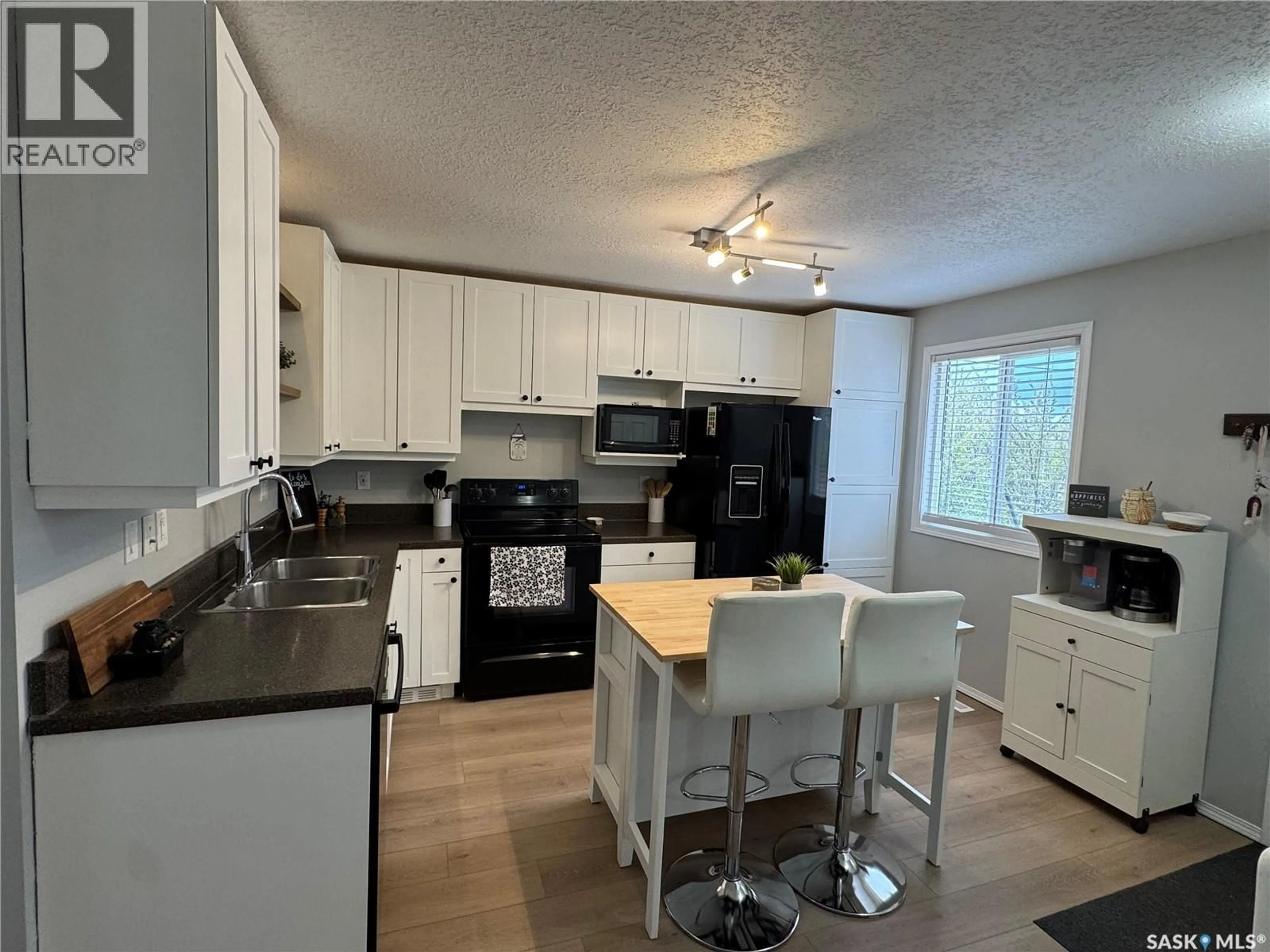 Open concept kitchen, unknown for 43 MARSHALL CRESCENT, Regina Saskatchewan S4R4Y8
