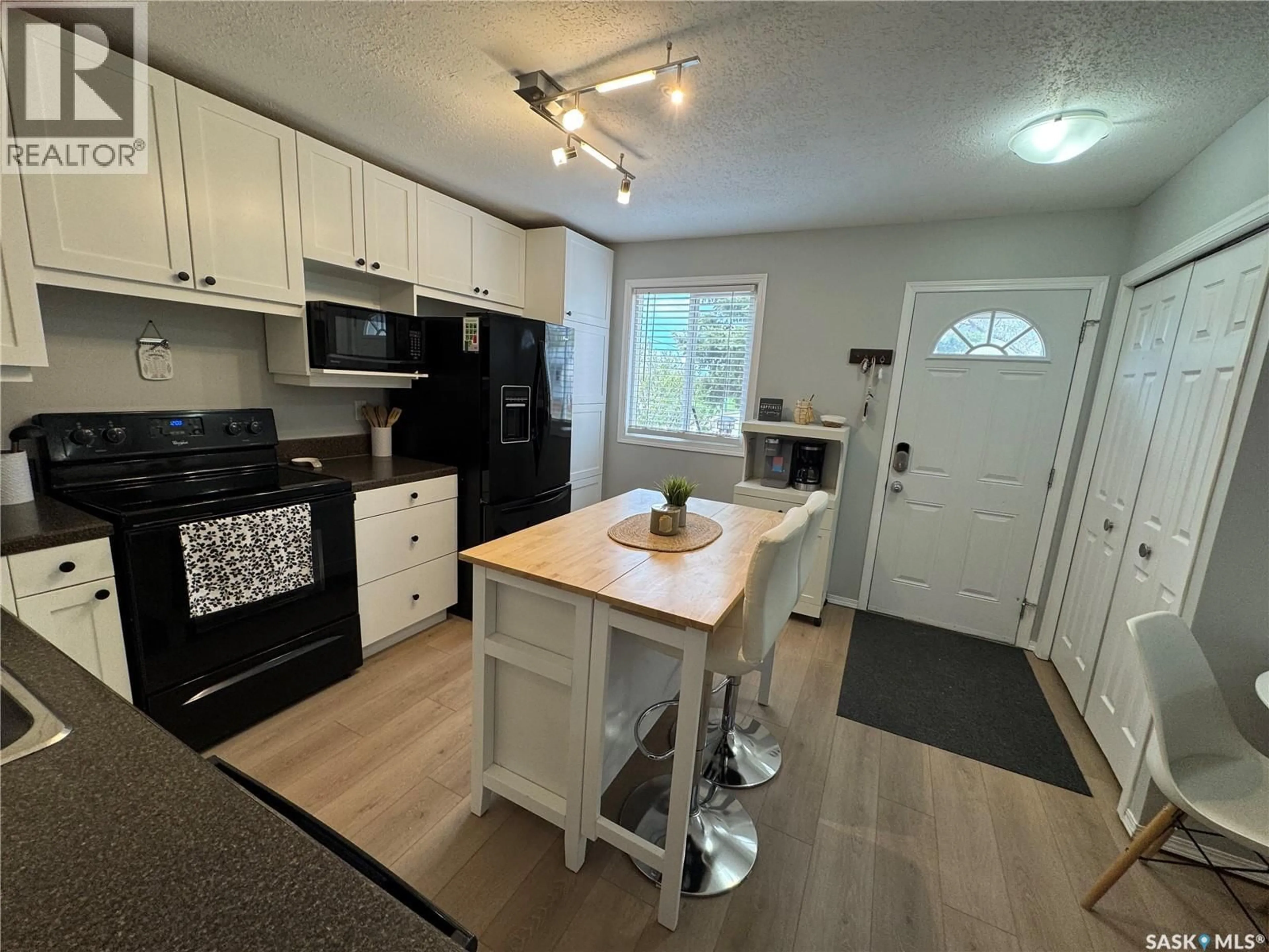 Open concept kitchen, unknown for 43 MARSHALL CRESCENT, Regina Saskatchewan S4R4Y8