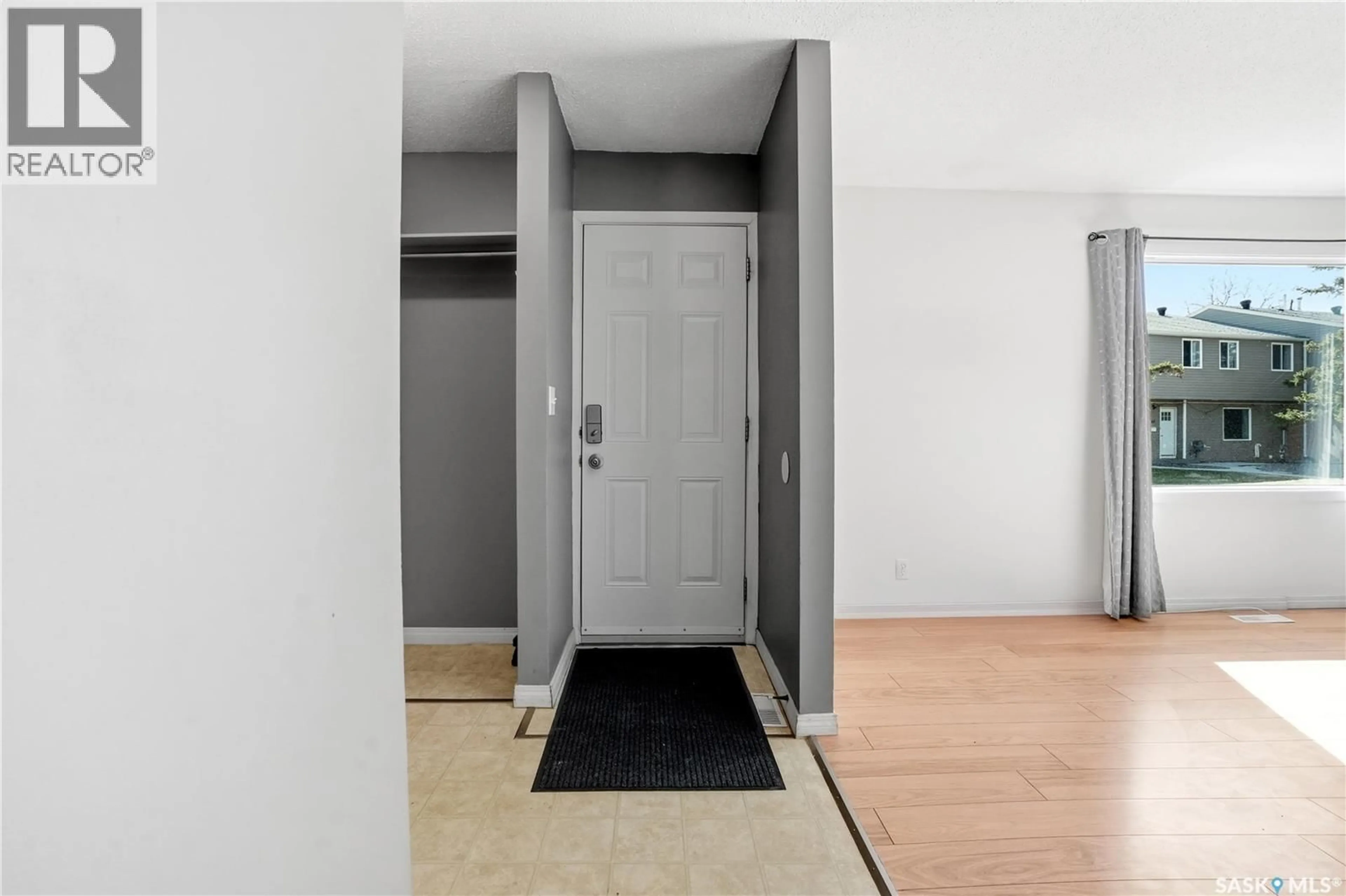 Indoor entryway for 4174 CASTLE ROAD, Regina Saskatchewan S4S6A4