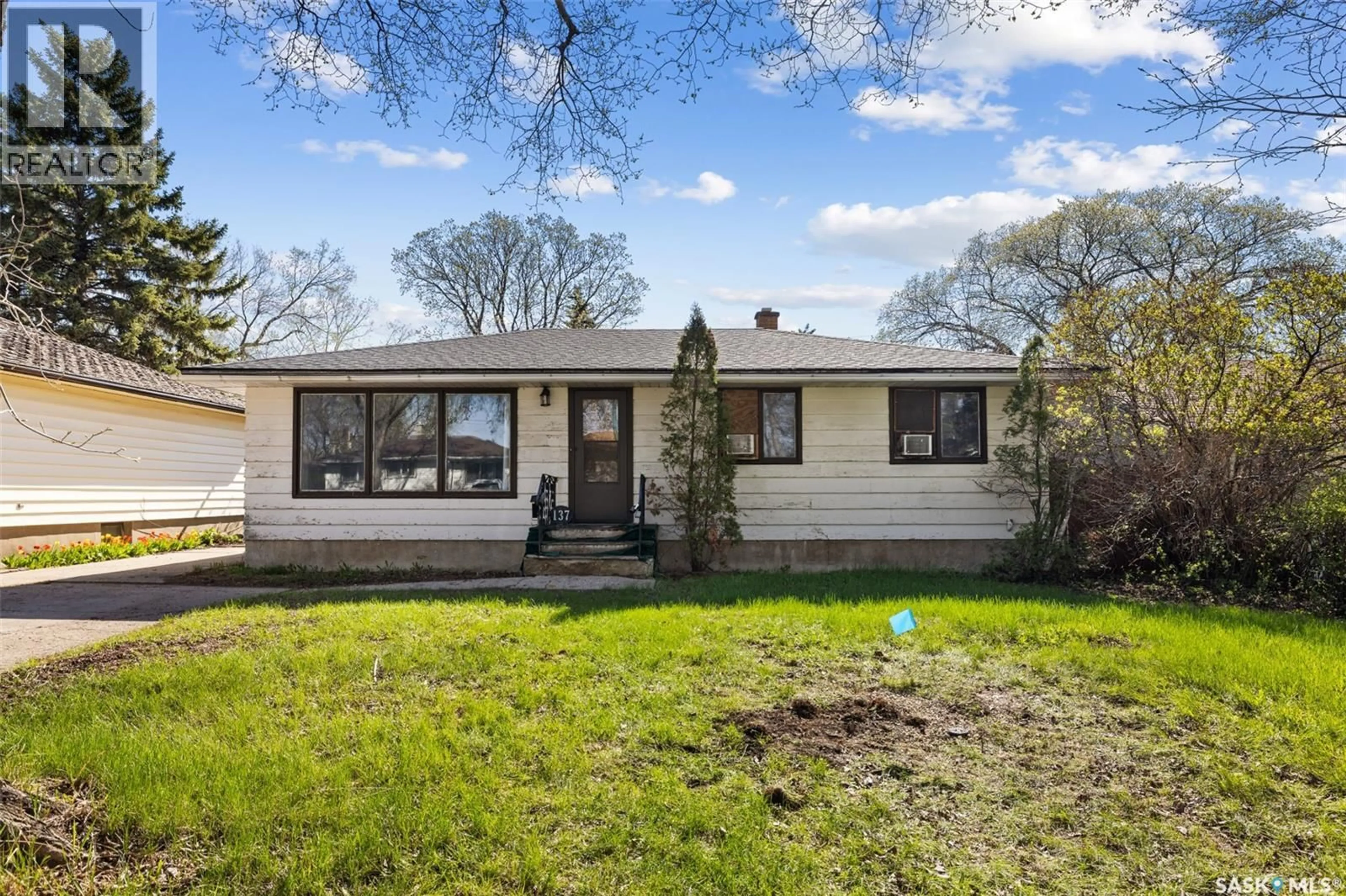 A pic from outside/outdoor area/front of a property/back of a property/a pic from drone, street for 137 GARNET STREET, Regina Saskatchewan S4R3R9
