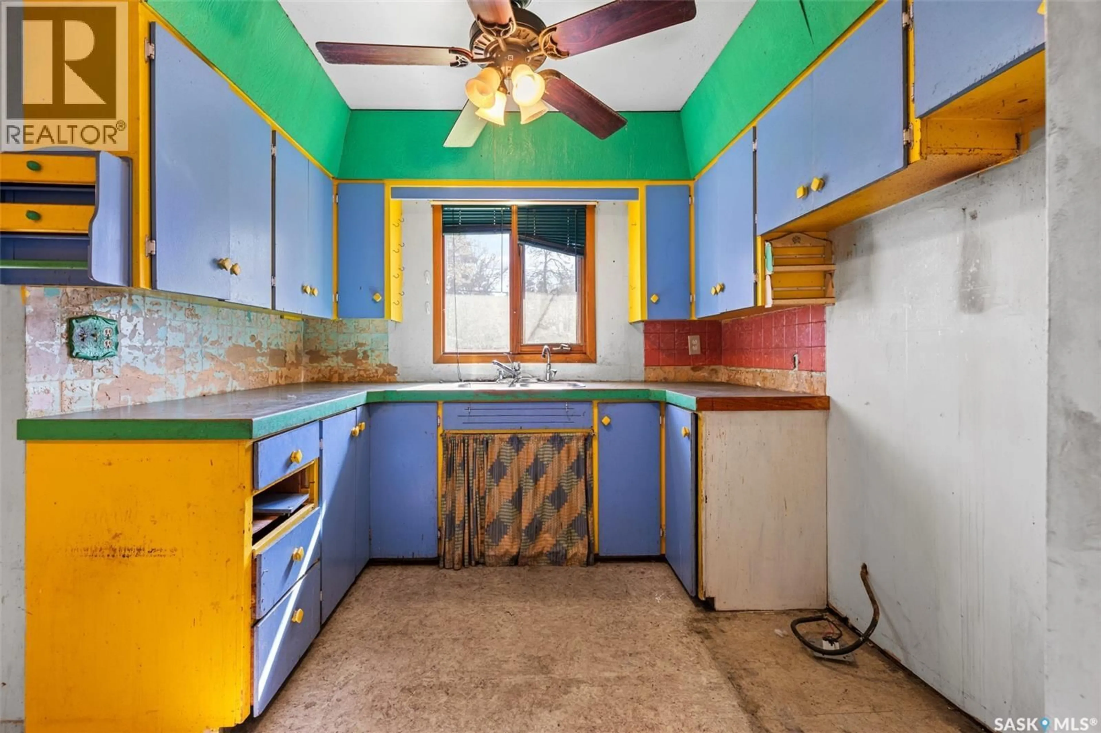 Standard kitchen, unknown for 137 GARNET STREET, Regina Saskatchewan S4R3R9