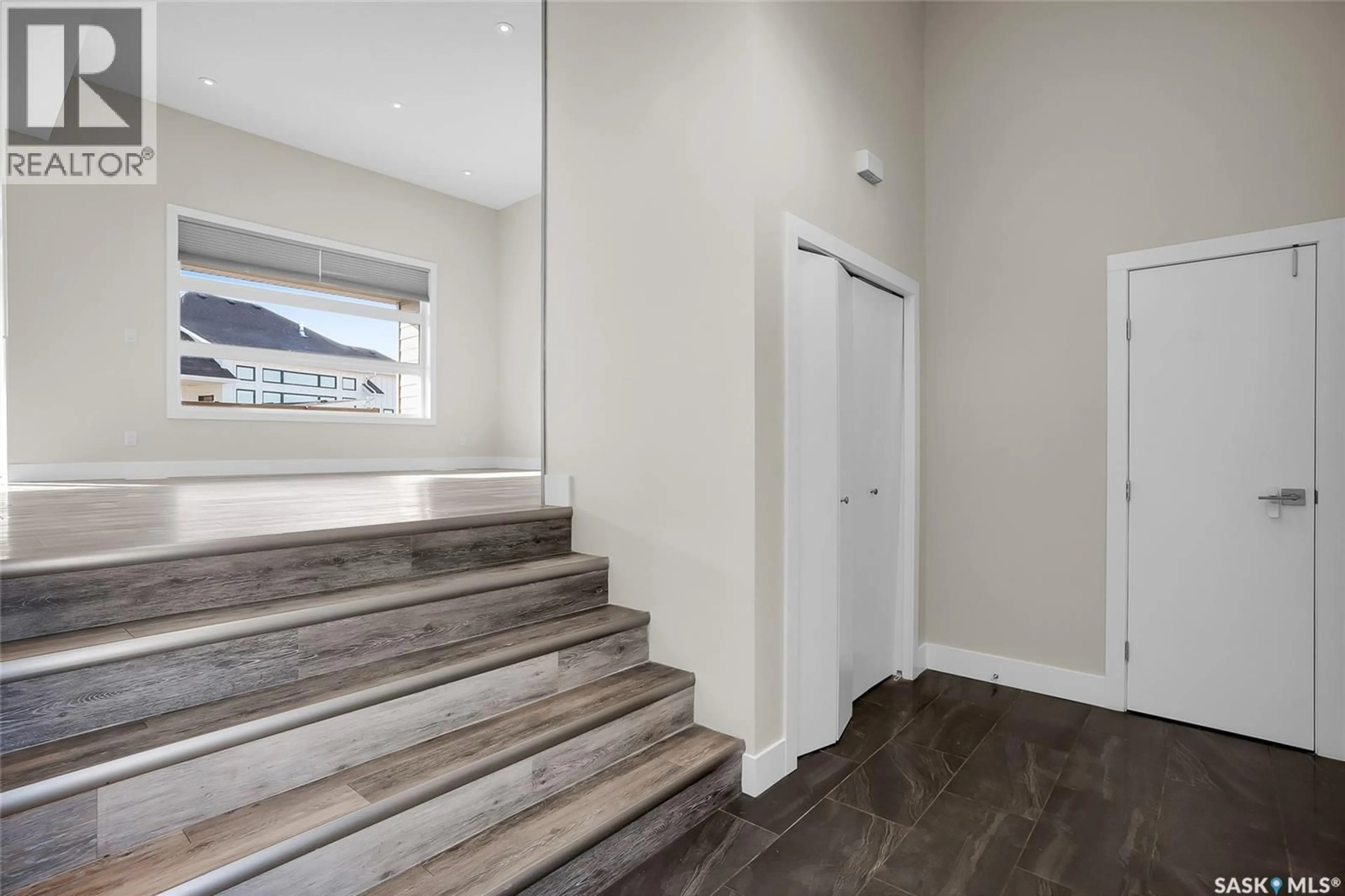 Indoor entryway for 814 WERSCHNER COURT, Saskatoon Saskatchewan S7V0G7