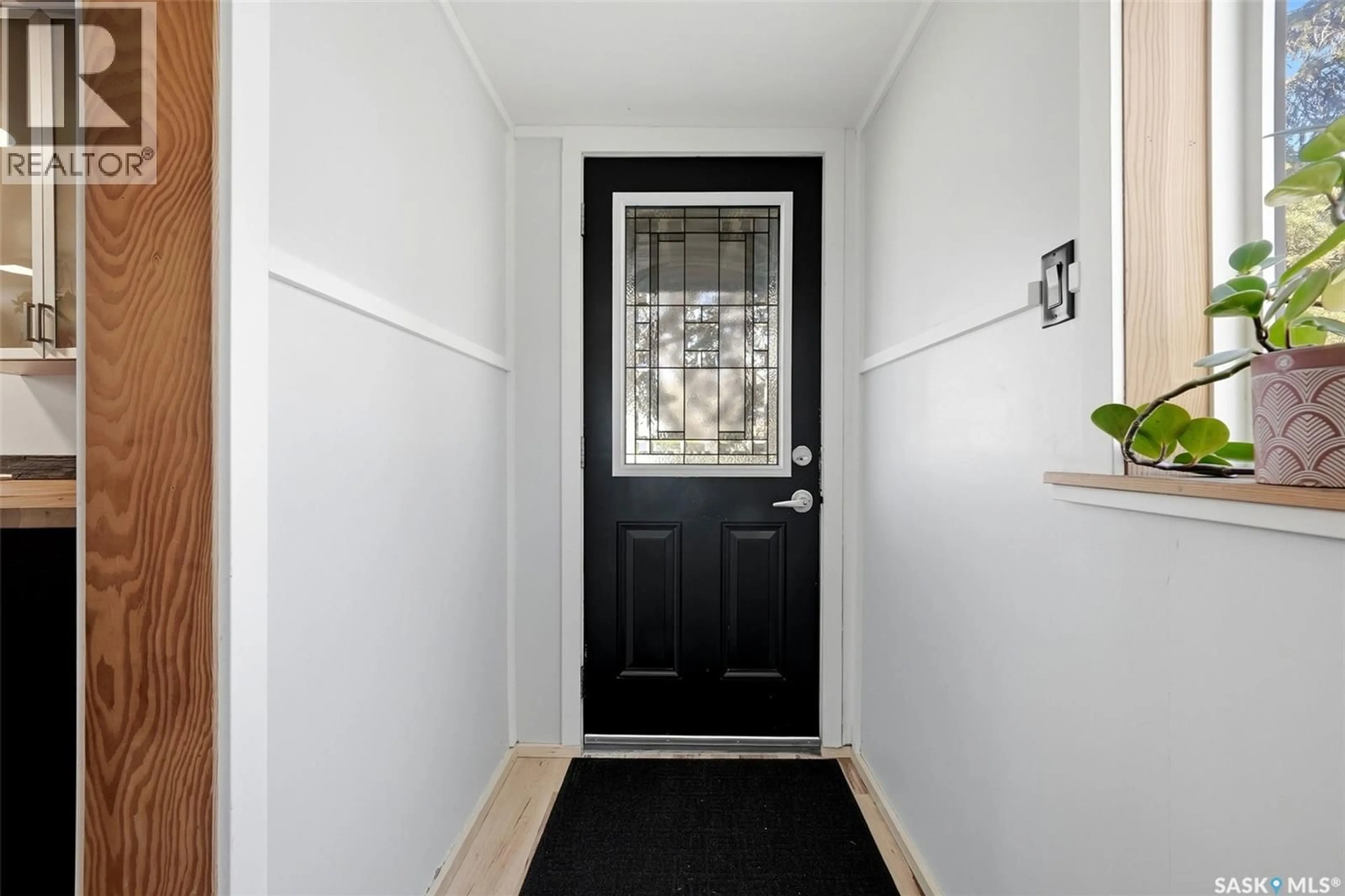 Indoor entryway for 2803 MCTAVISH STREET, Regina Saskatchewan S4S2C3