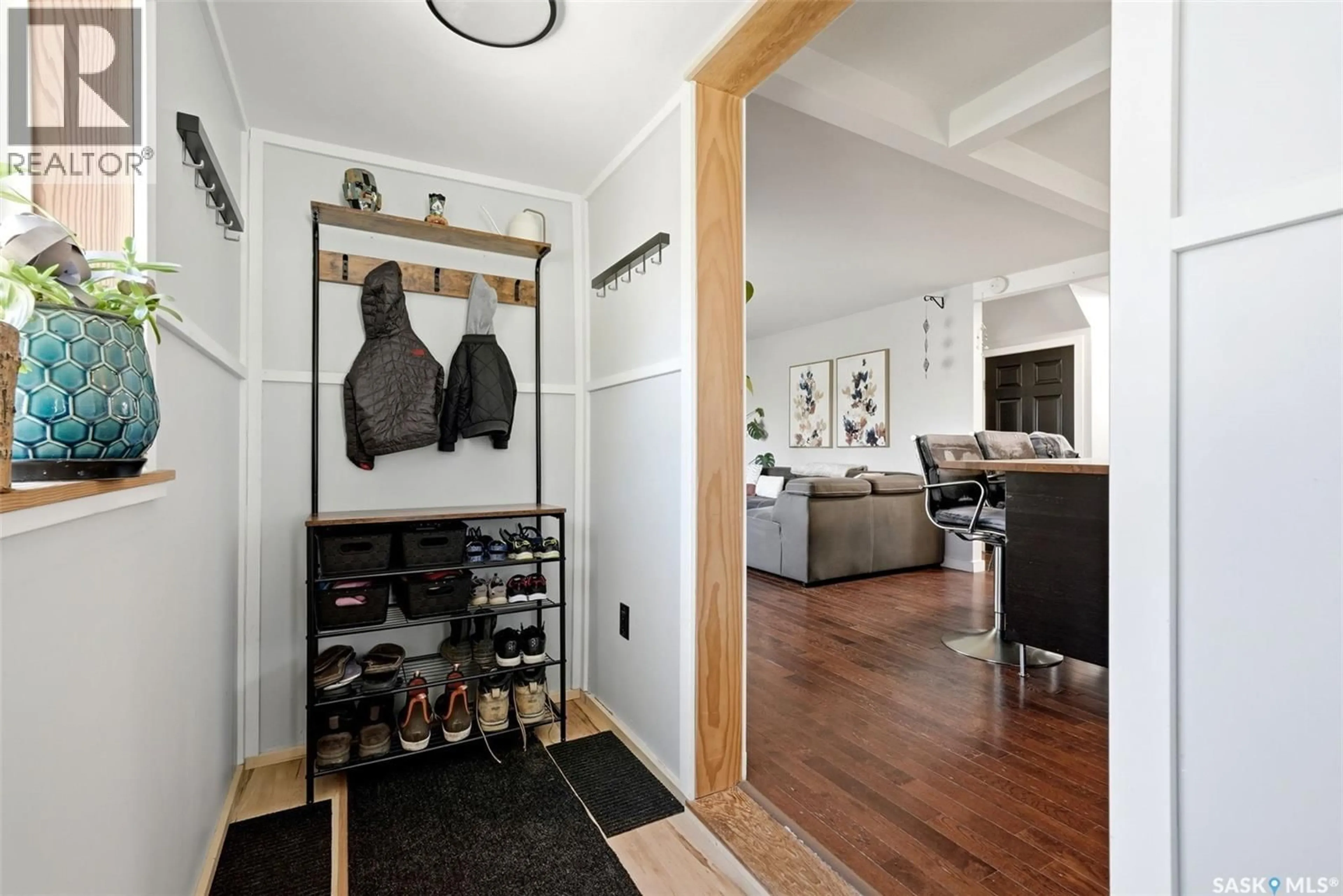Indoor entryway for 2803 MCTAVISH STREET, Regina Saskatchewan S4S2C3