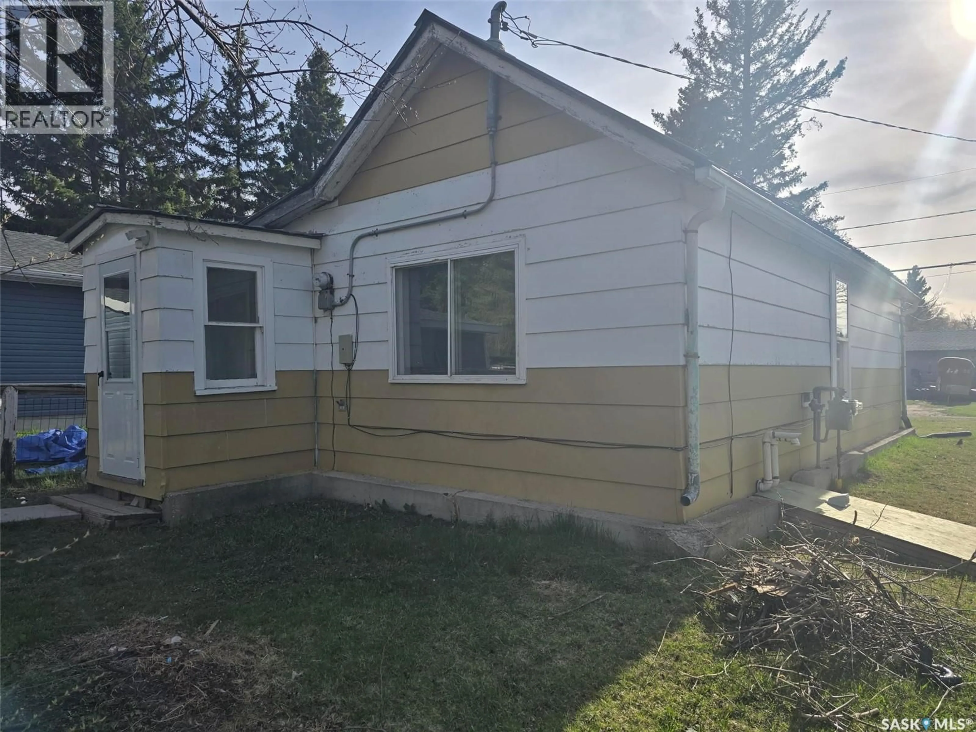 Home with vinyl exterior material, building for 814 SOUTHESK STREET, Whitewood Saskatchewan S0G5C0