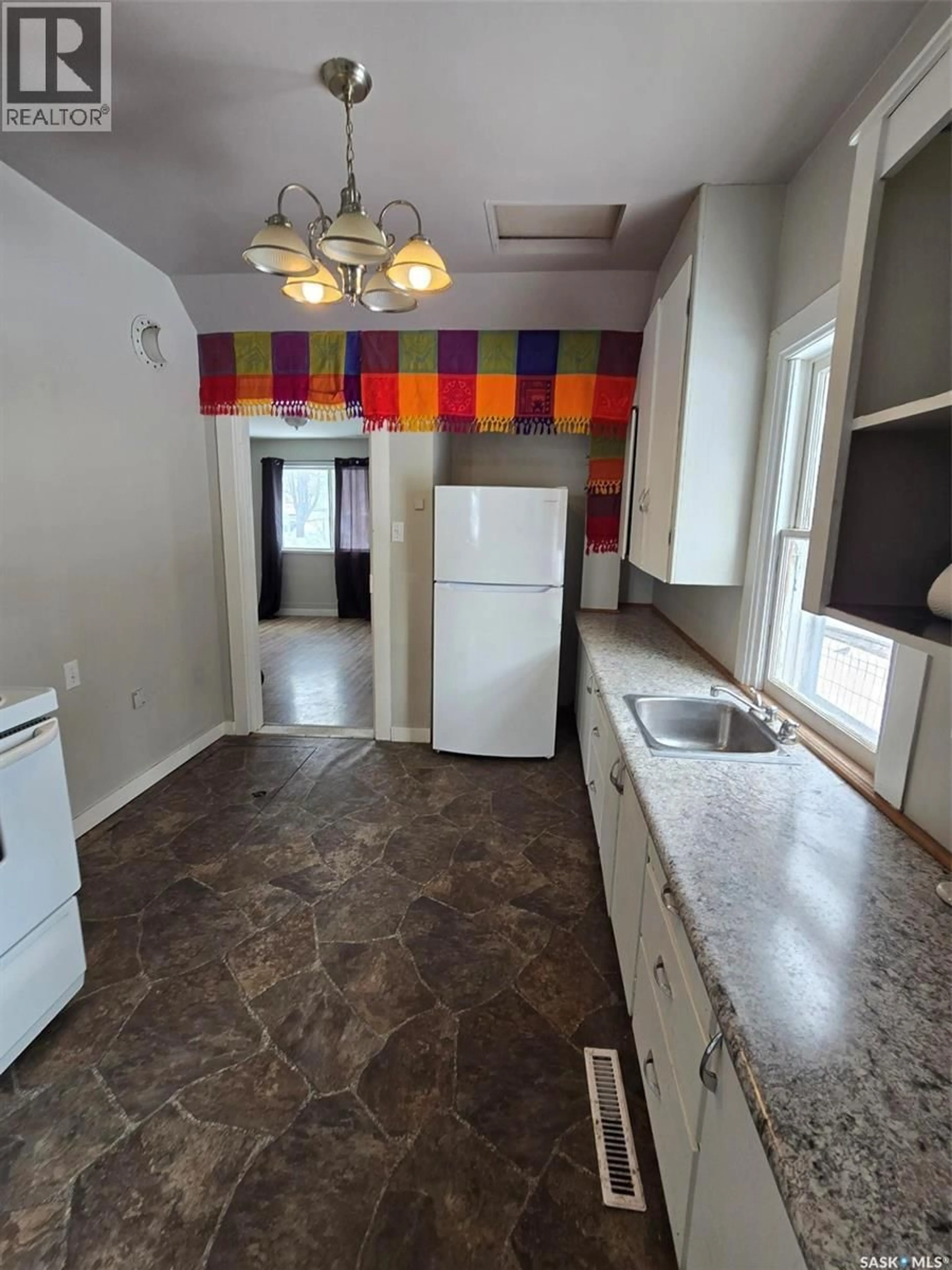 Standard kitchen, unknown for 814 SOUTHESK STREET, Whitewood Saskatchewan S0G5C0