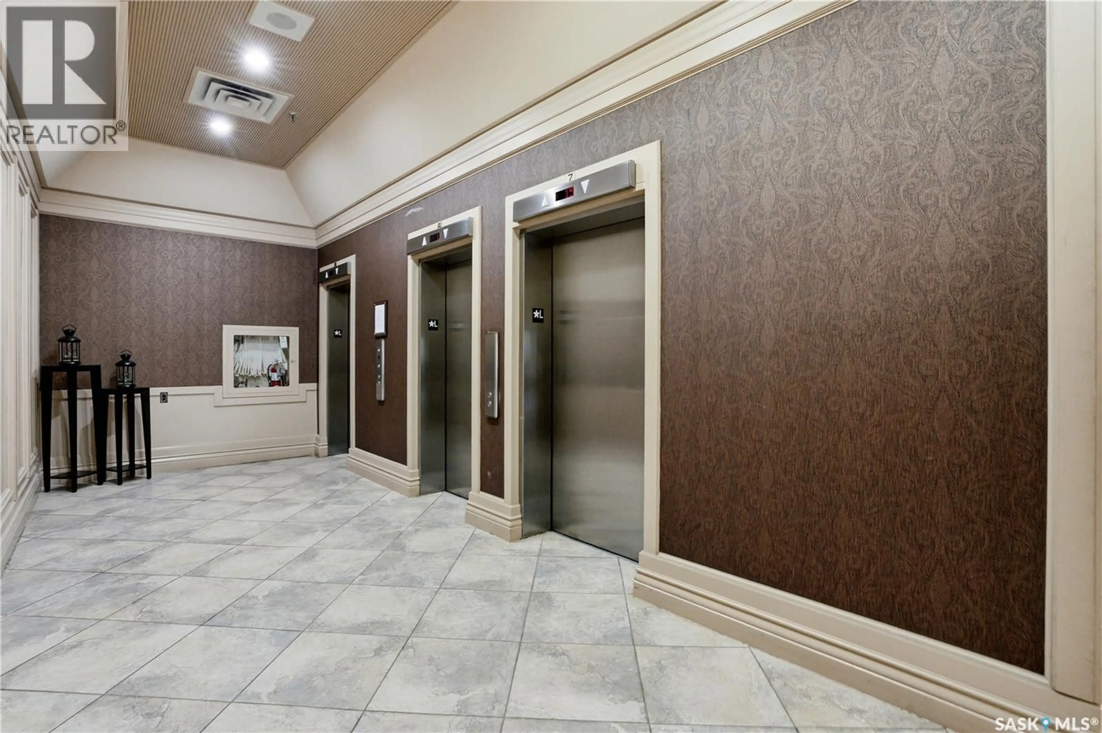 Indoor foyer for 424 - 2160 SPADINA CRESCENT, Saskatoon Saskatchewan S7K6X7