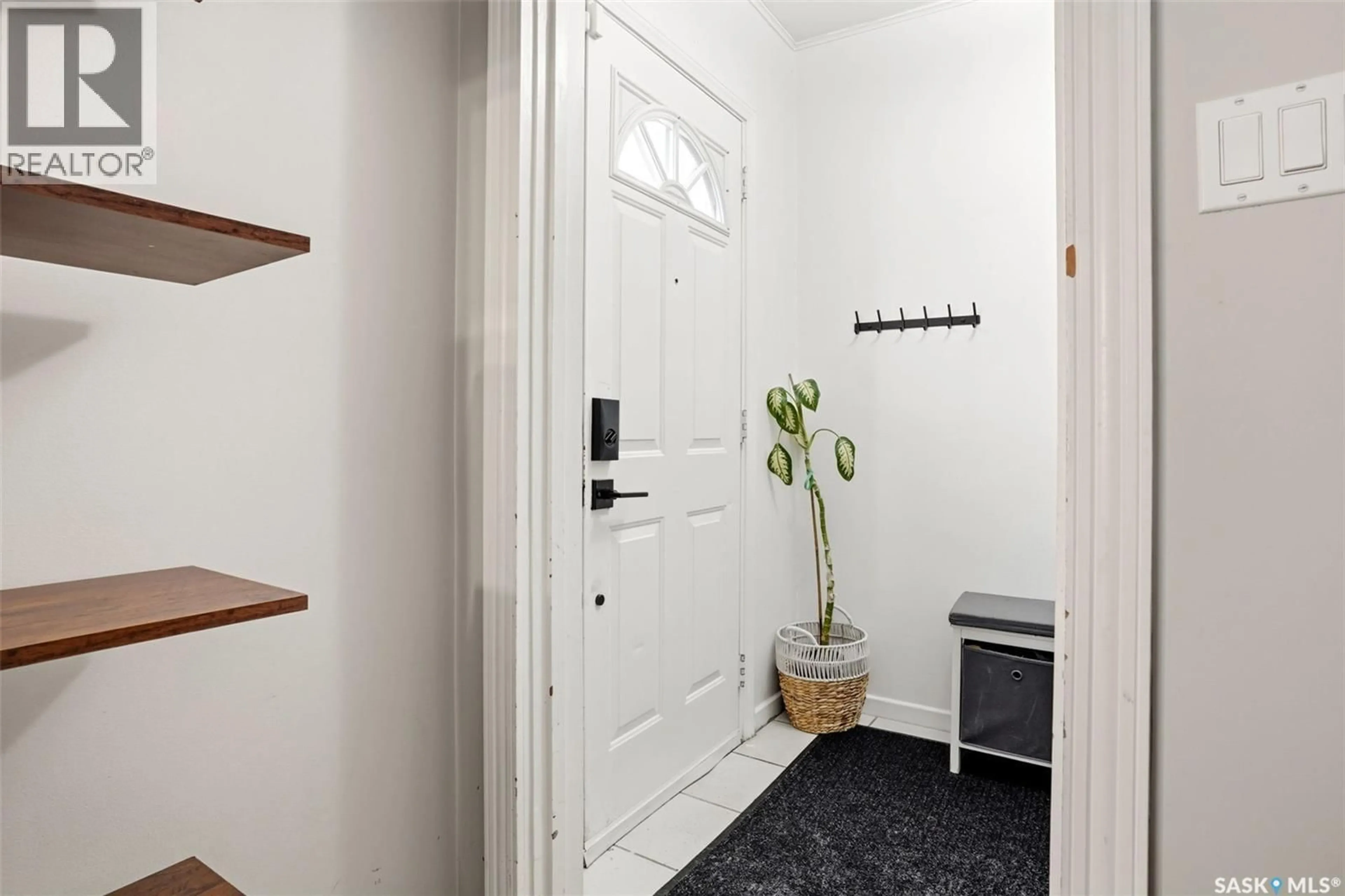 Indoor entryway for 3410 MCCALLUM AVENUE, Regina Saskatchewan S4S0S1