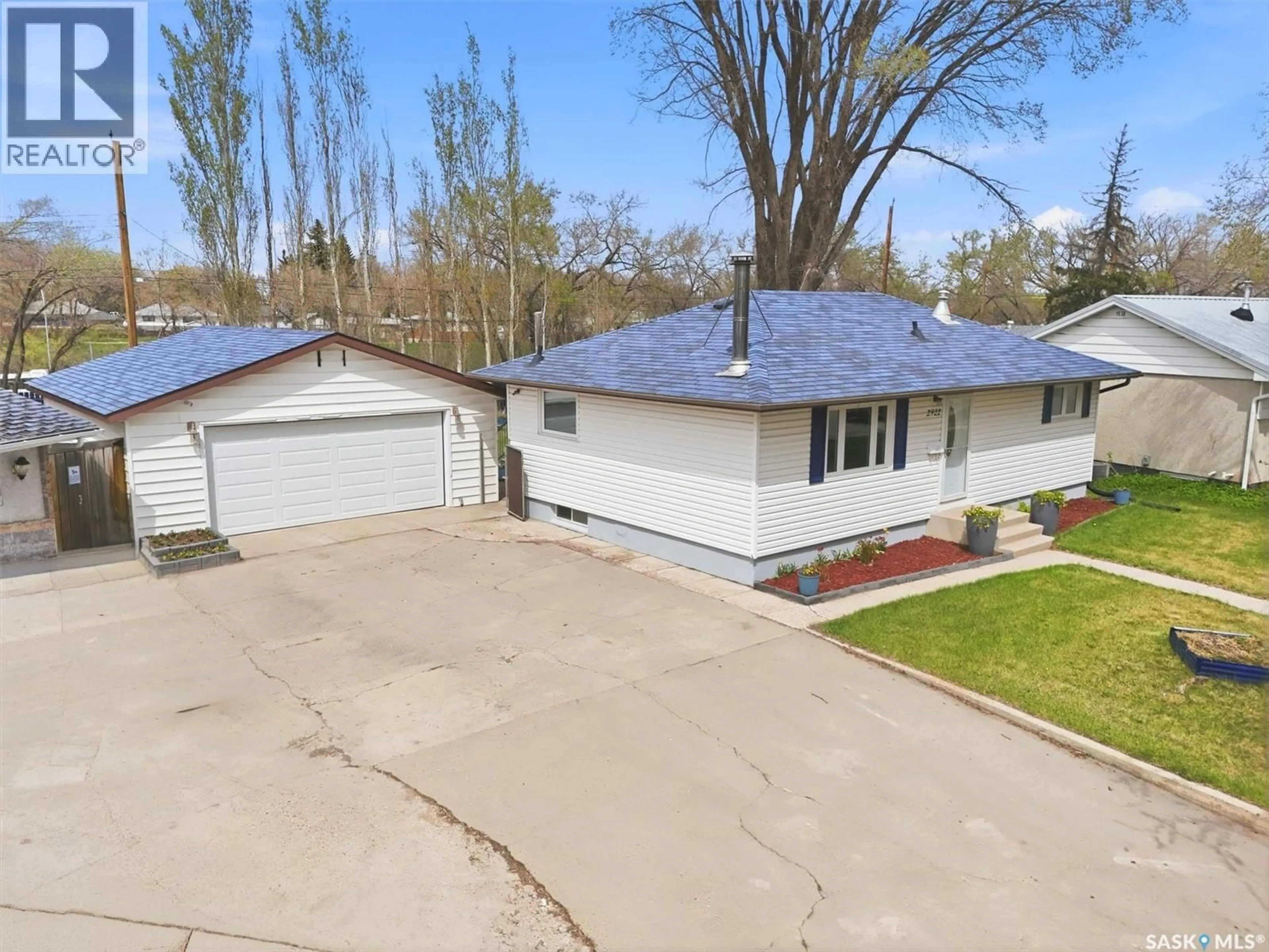 A pic from outside/outdoor area/front of a property/back of a property/a pic from drone, street for 2922 21ST STREET, Saskatoon Saskatchewan S7M0W5