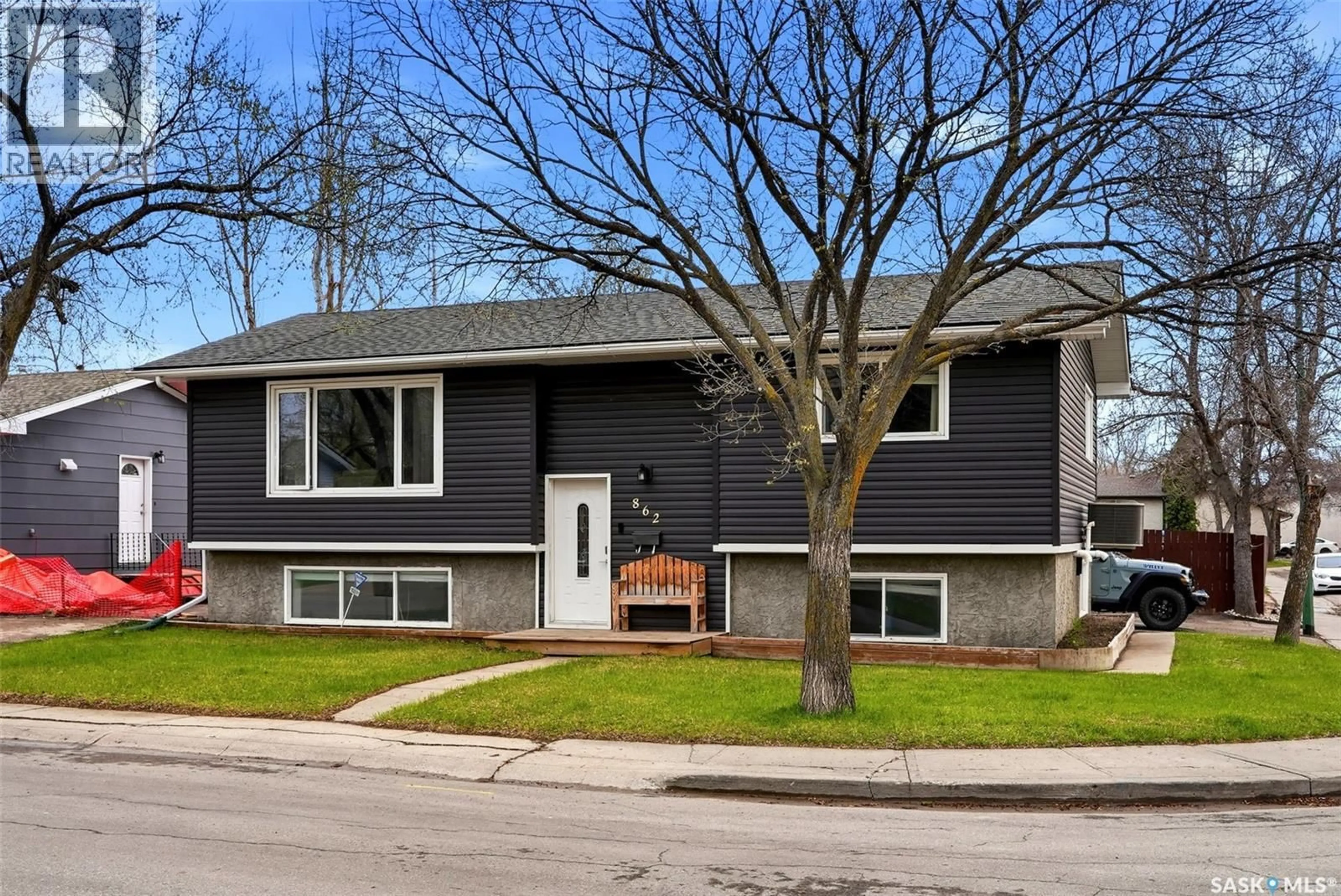 Home with vinyl exterior material, street for 862 WOROBETZ CRESCENT, Regina Saskatchewan S4X2C3
