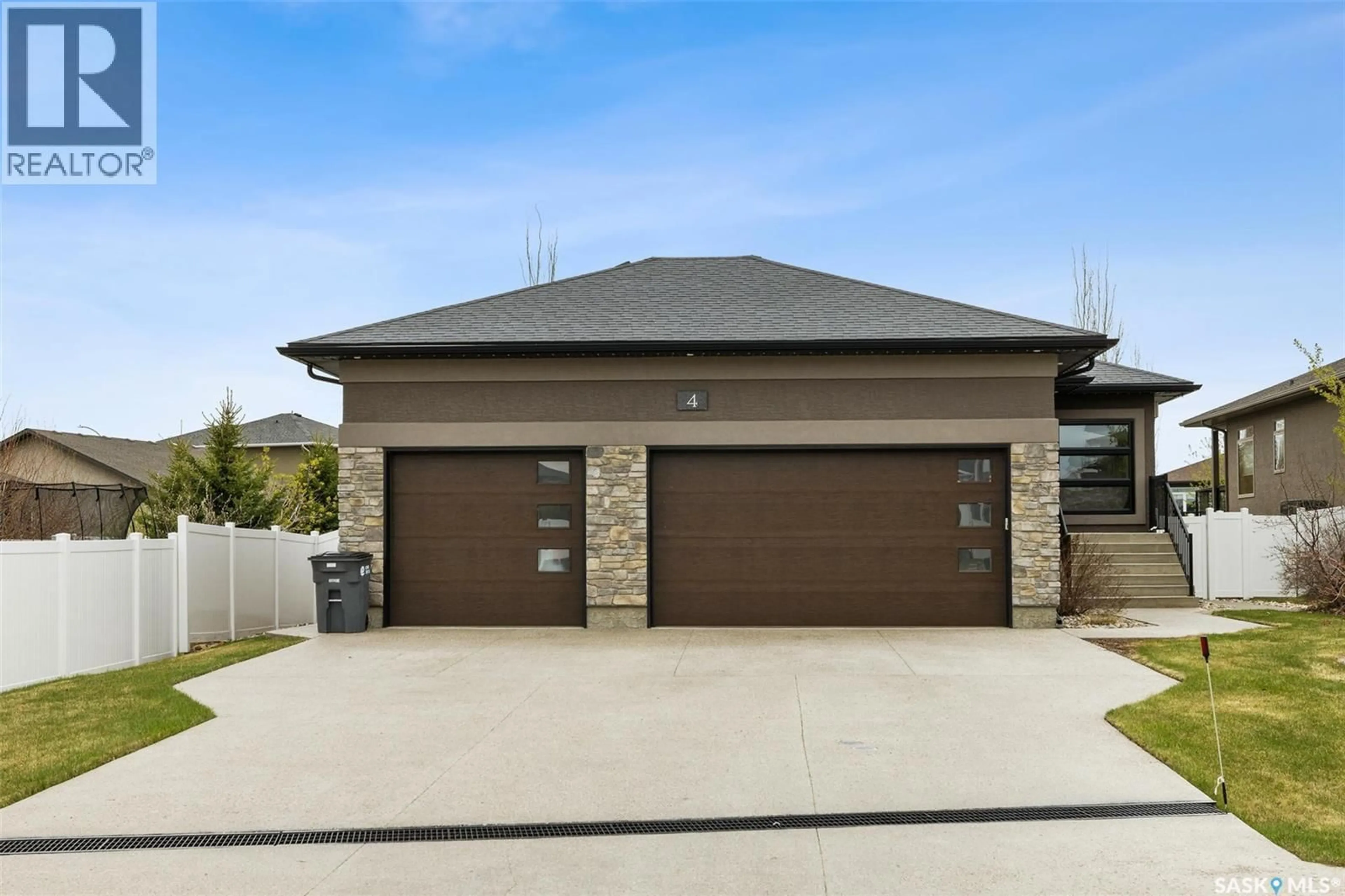 Indoor garage for 4 COLLEGE CRESCENT, White City Saskatchewan S4L0C6
