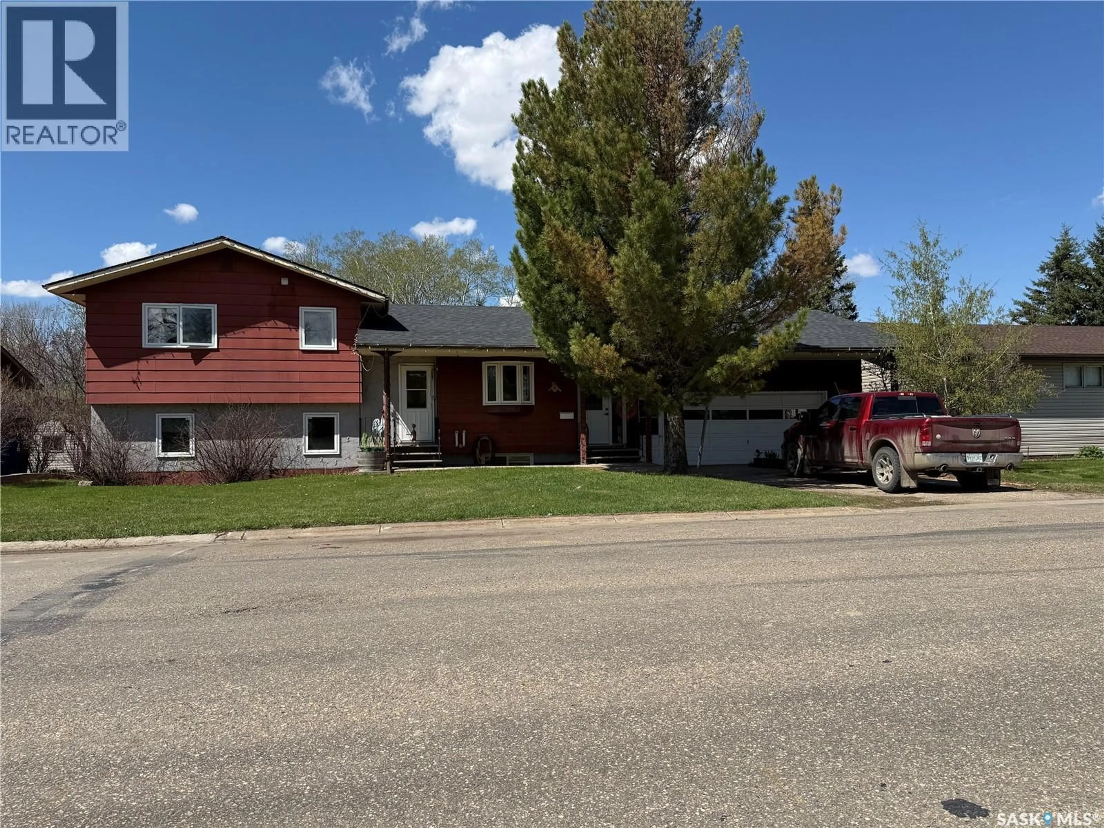 Home with vinyl exterior material, street for 402 9TH AVENUE, Rosthern Saskatchewan S0K3R0