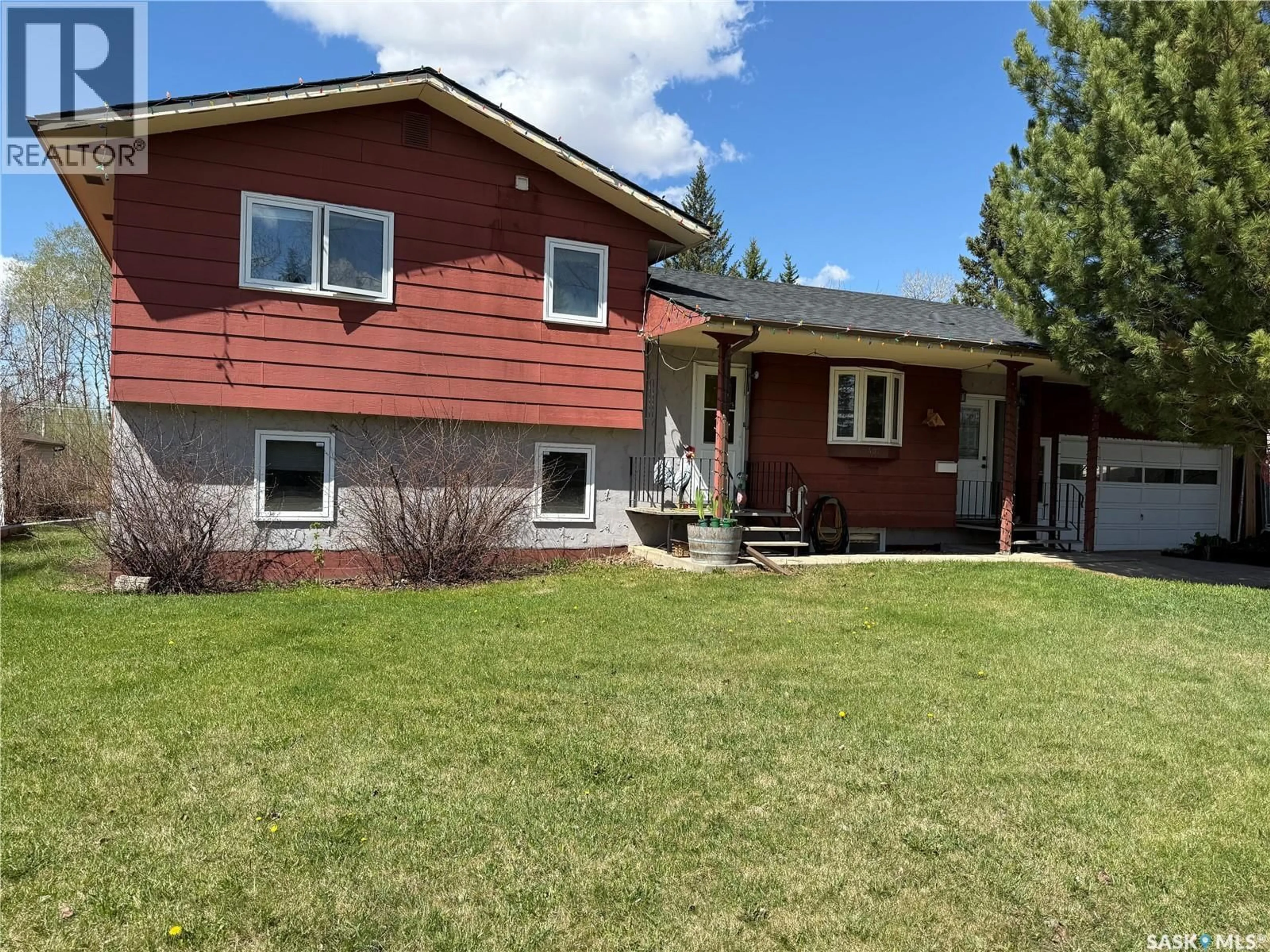 Home with vinyl exterior material, street for 402 9TH AVENUE, Rosthern Saskatchewan S0K3R0
