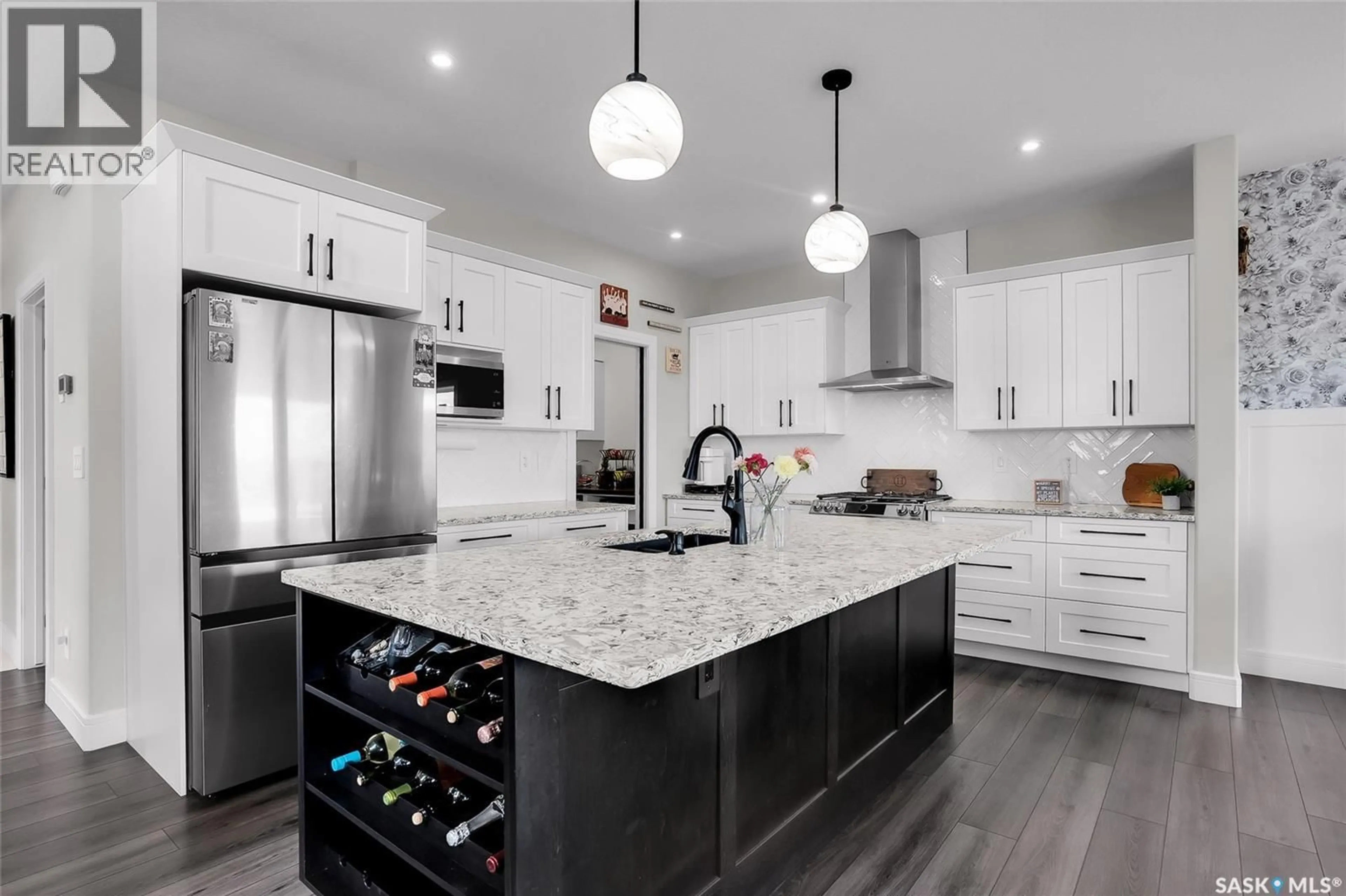 Contemporary kitchen, ceramic/tile floor for 862 BENTLEY MANOR, Saskatoon Saskatchewan S7L6P4