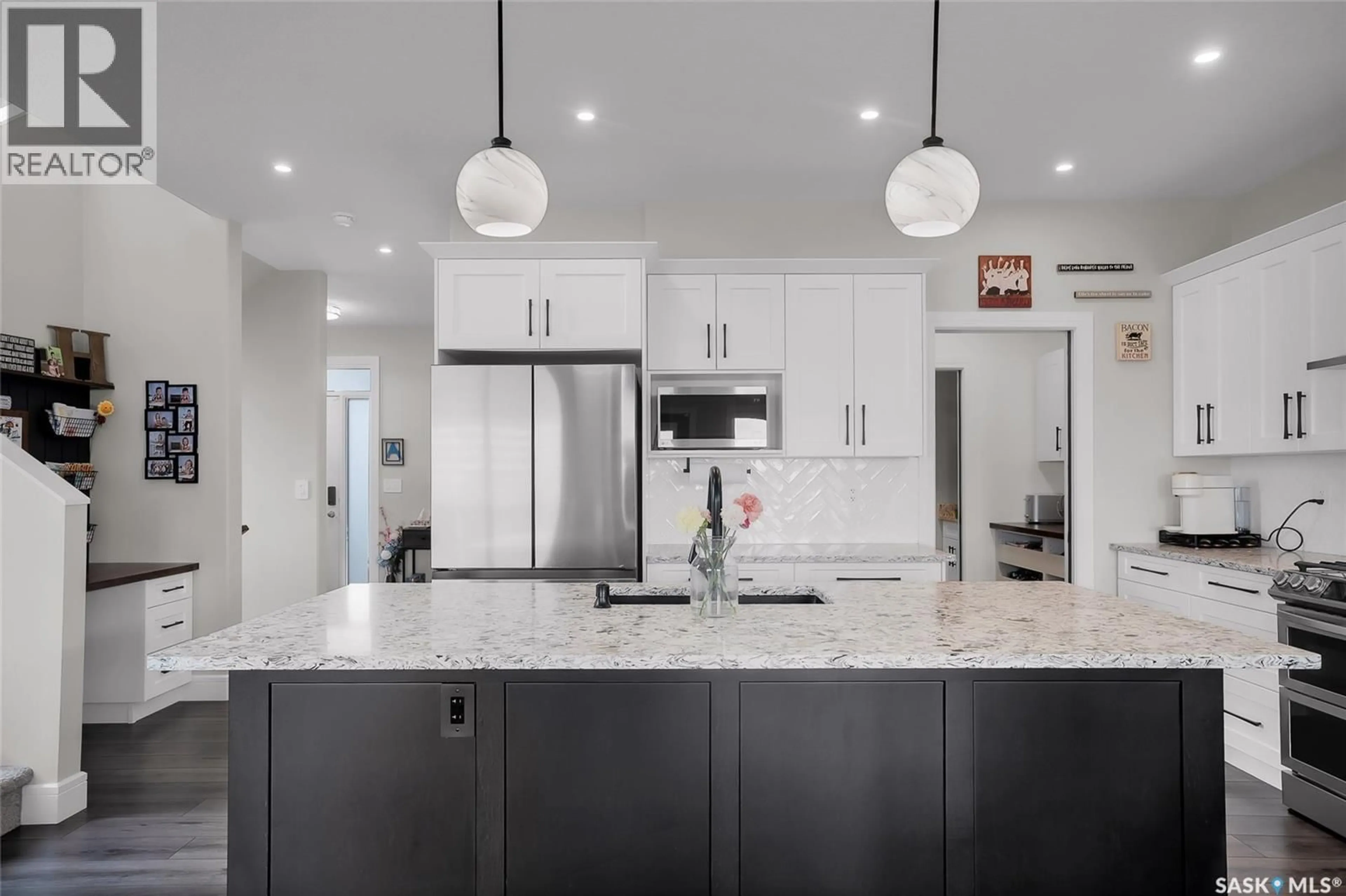 Contemporary kitchen, ceramic/tile floor for 862 BENTLEY MANOR, Saskatoon Saskatchewan S7L6P4