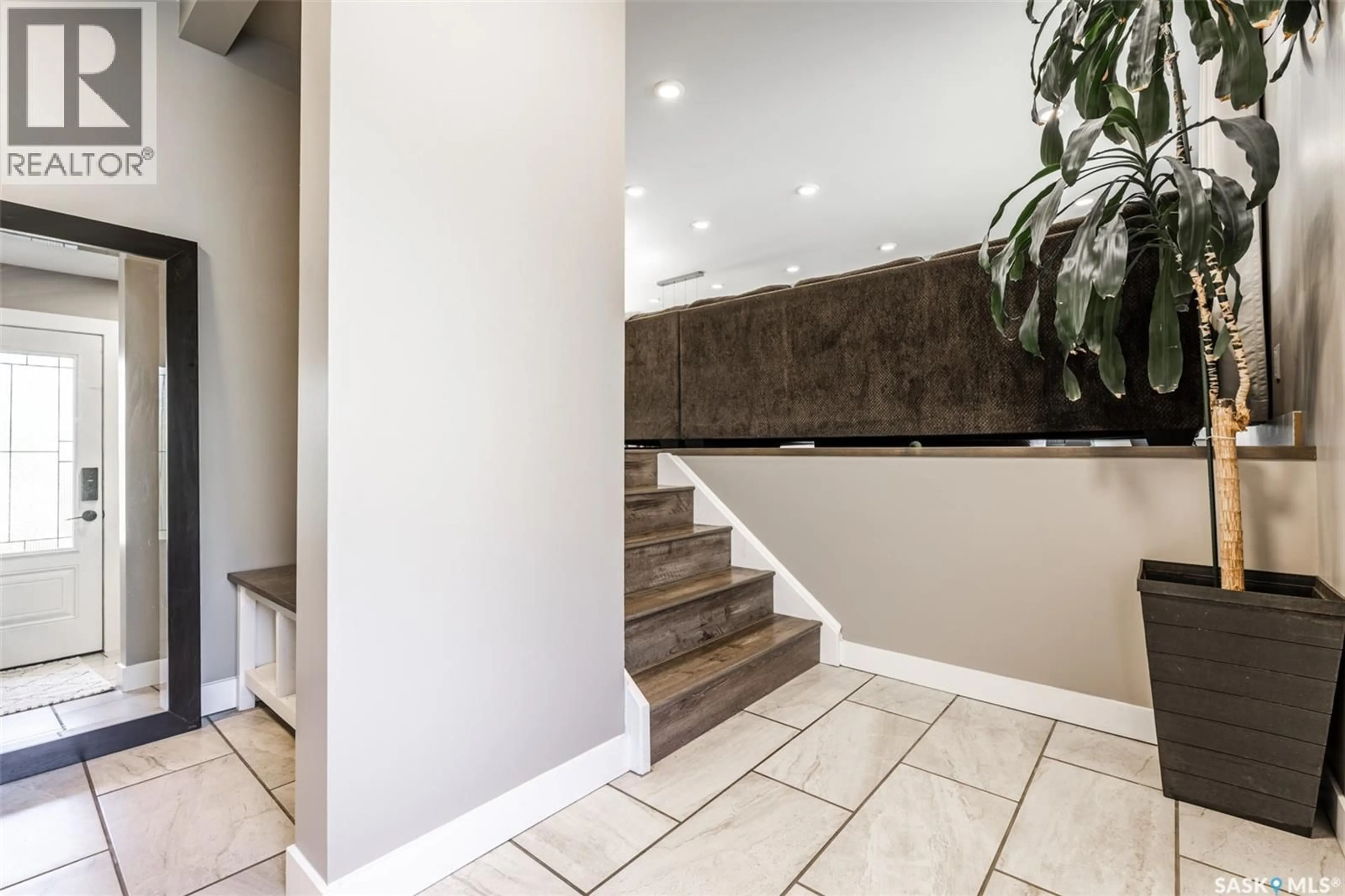 Indoor foyer for 161 COLUMBIA DRIVE, Saskatoon Saskatchewan S7K1G1