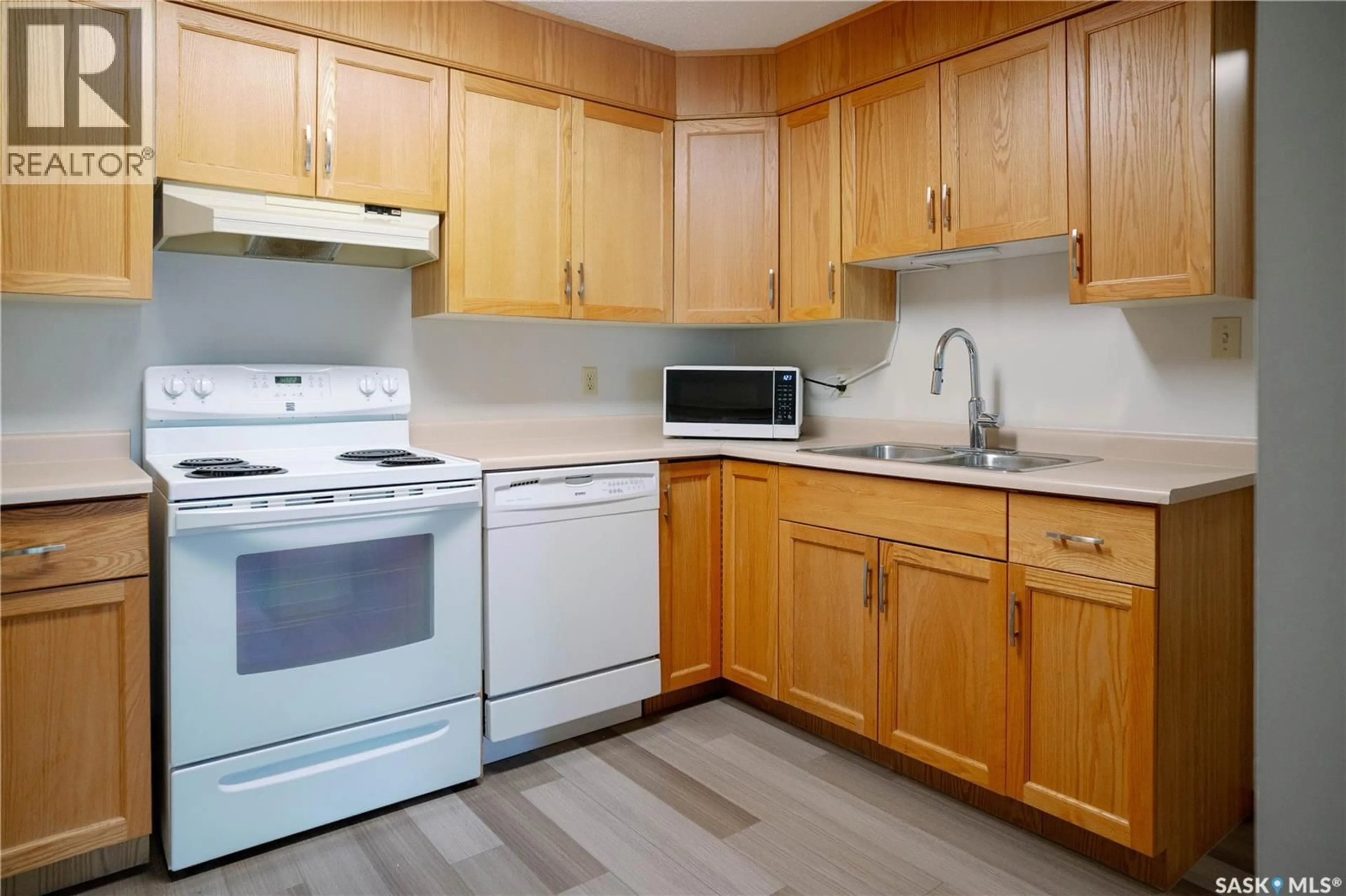 Standard kitchen, wood/laminate floor for 205 - 921 MAIN STREET, Saskatoon Saskatchewan S7H0K4