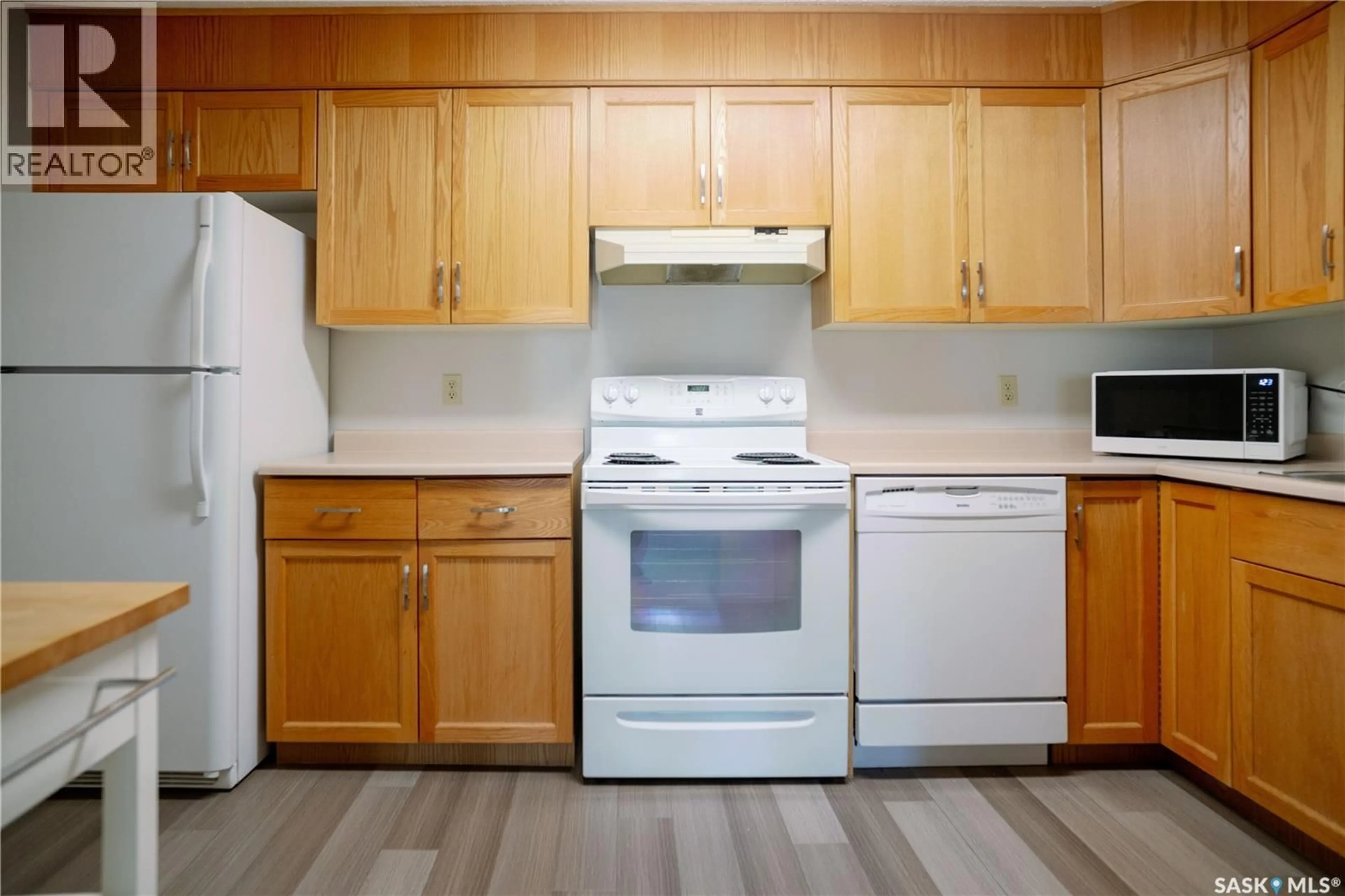 Standard kitchen, wood/laminate floor for 205 - 921 MAIN STREET, Saskatoon Saskatchewan S7H0K4