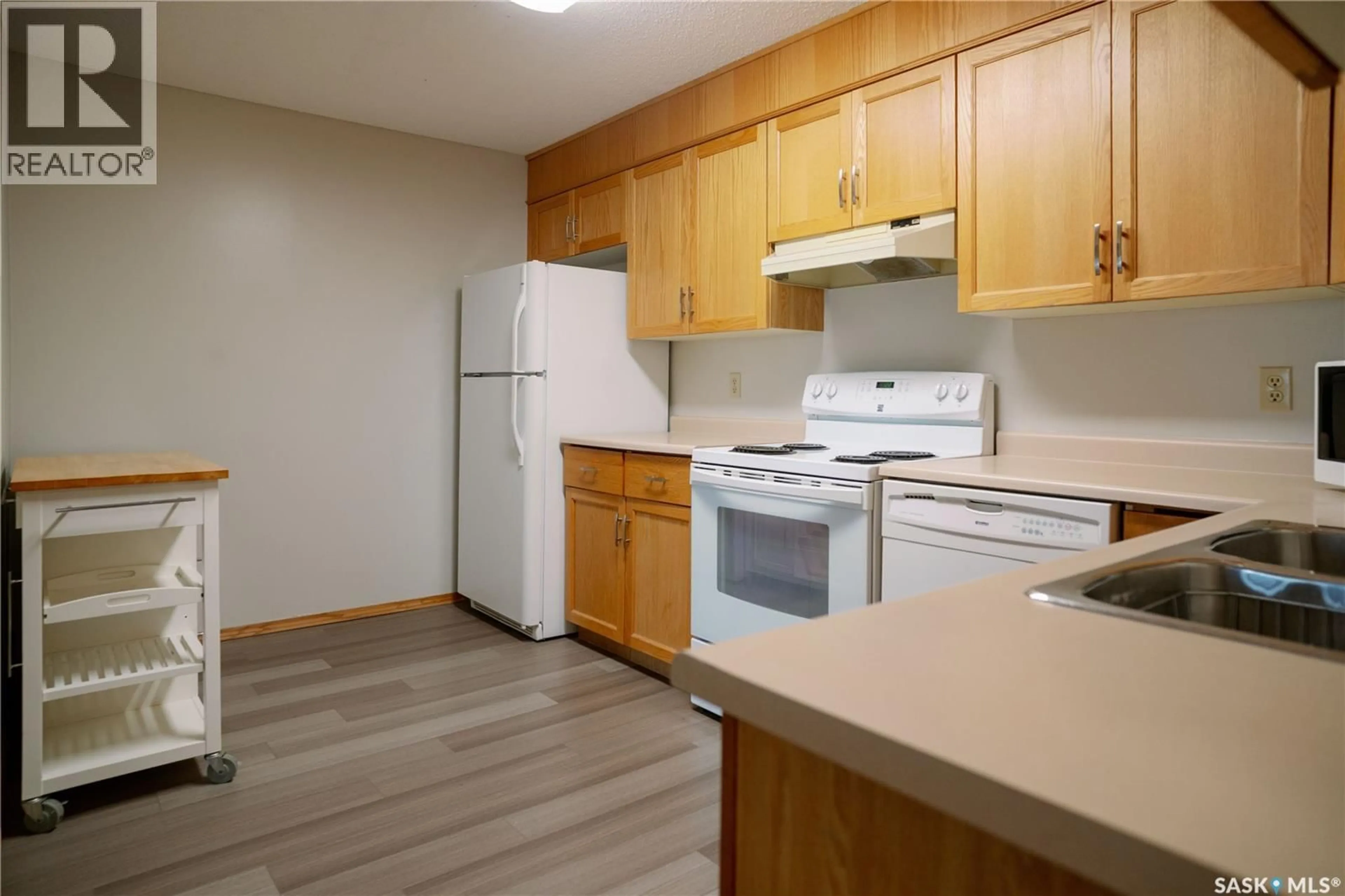 Standard kitchen, unknown for 205 - 921 MAIN STREET, Saskatoon Saskatchewan S7H0K4