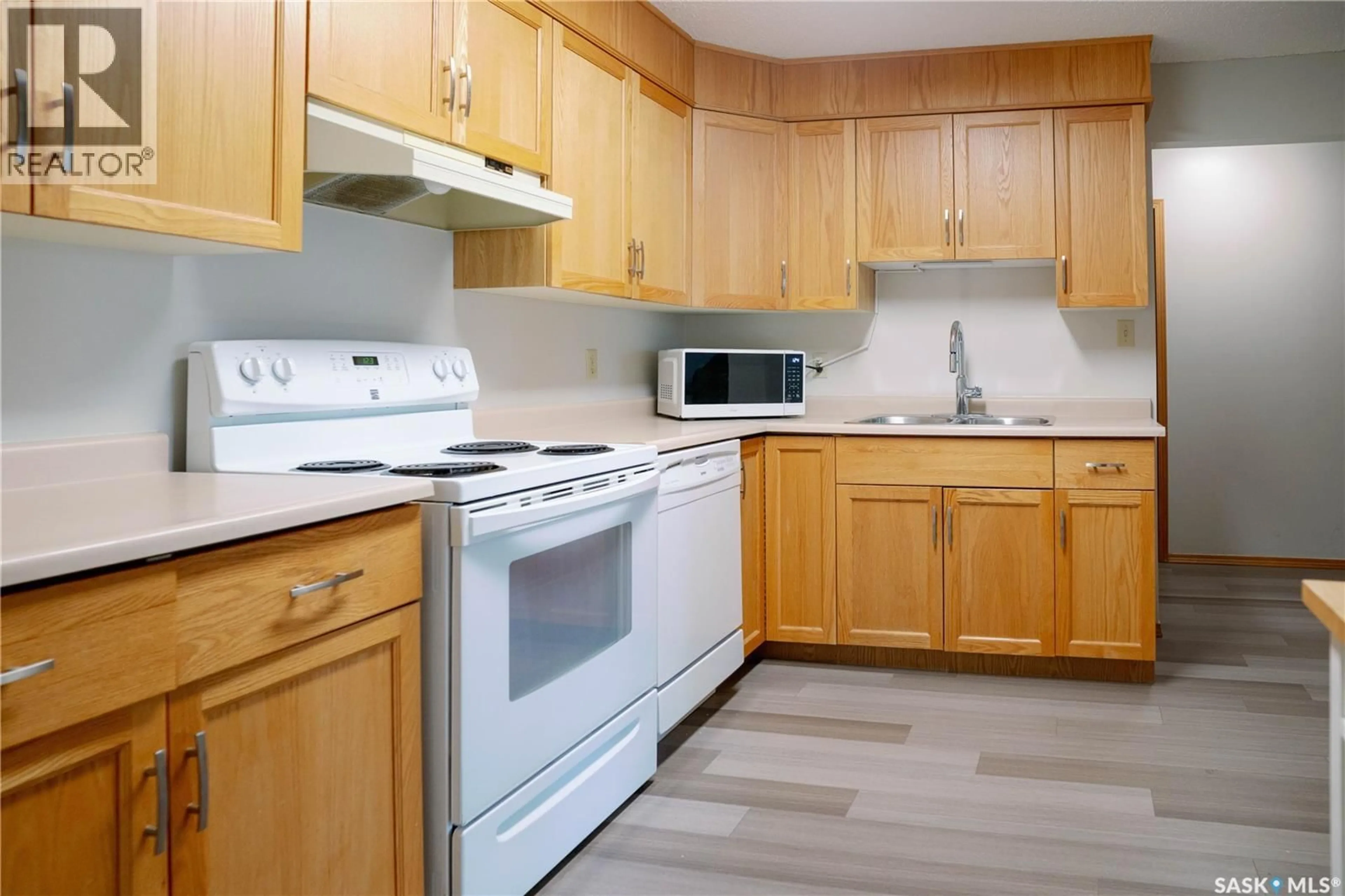 Standard kitchen, wood/laminate floor for 205 - 921 MAIN STREET, Saskatoon Saskatchewan S7H0K4