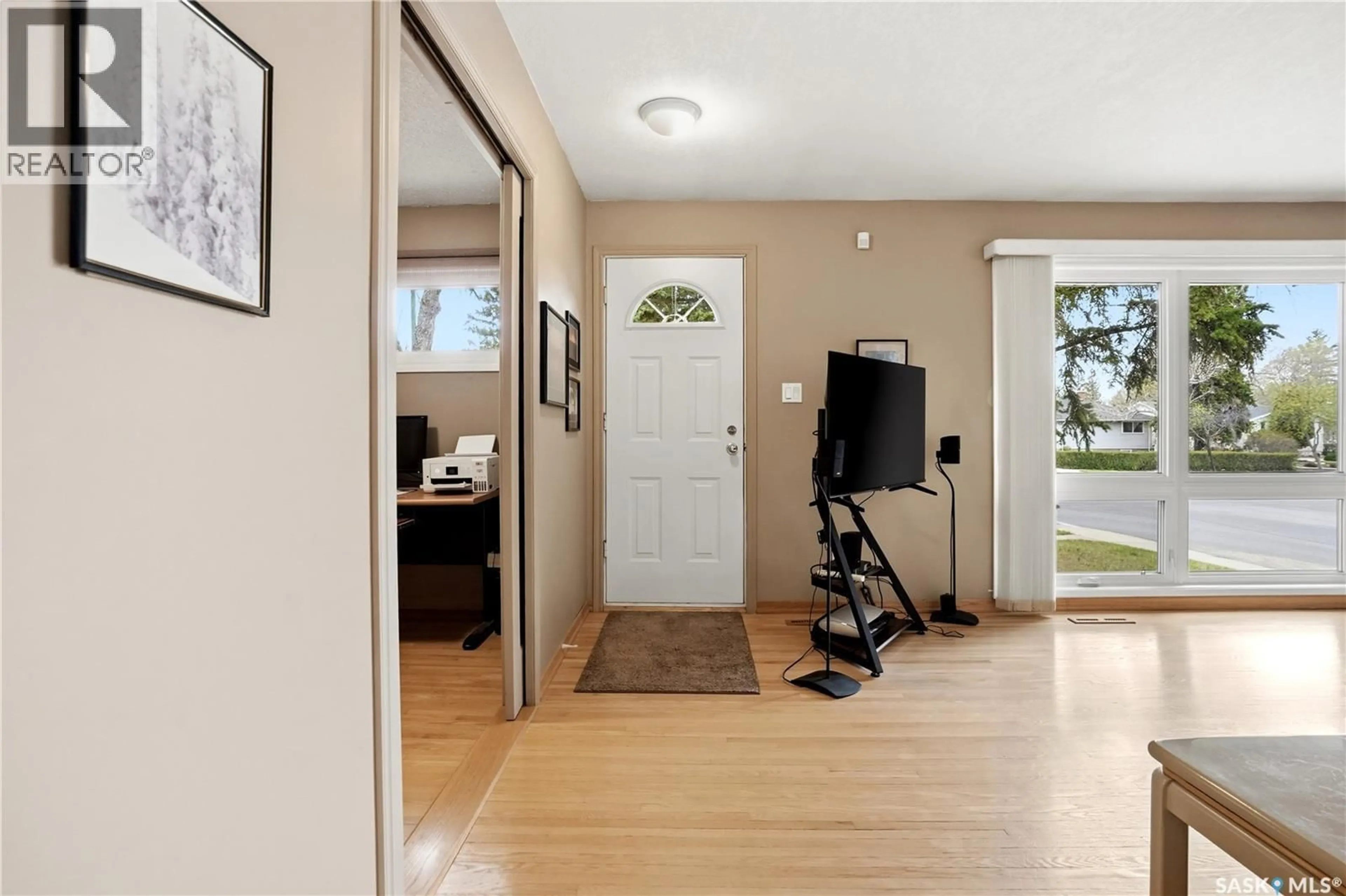 Indoor entryway for 2601 PASQUA STREET, Regina Saskatchewan S4S0M4