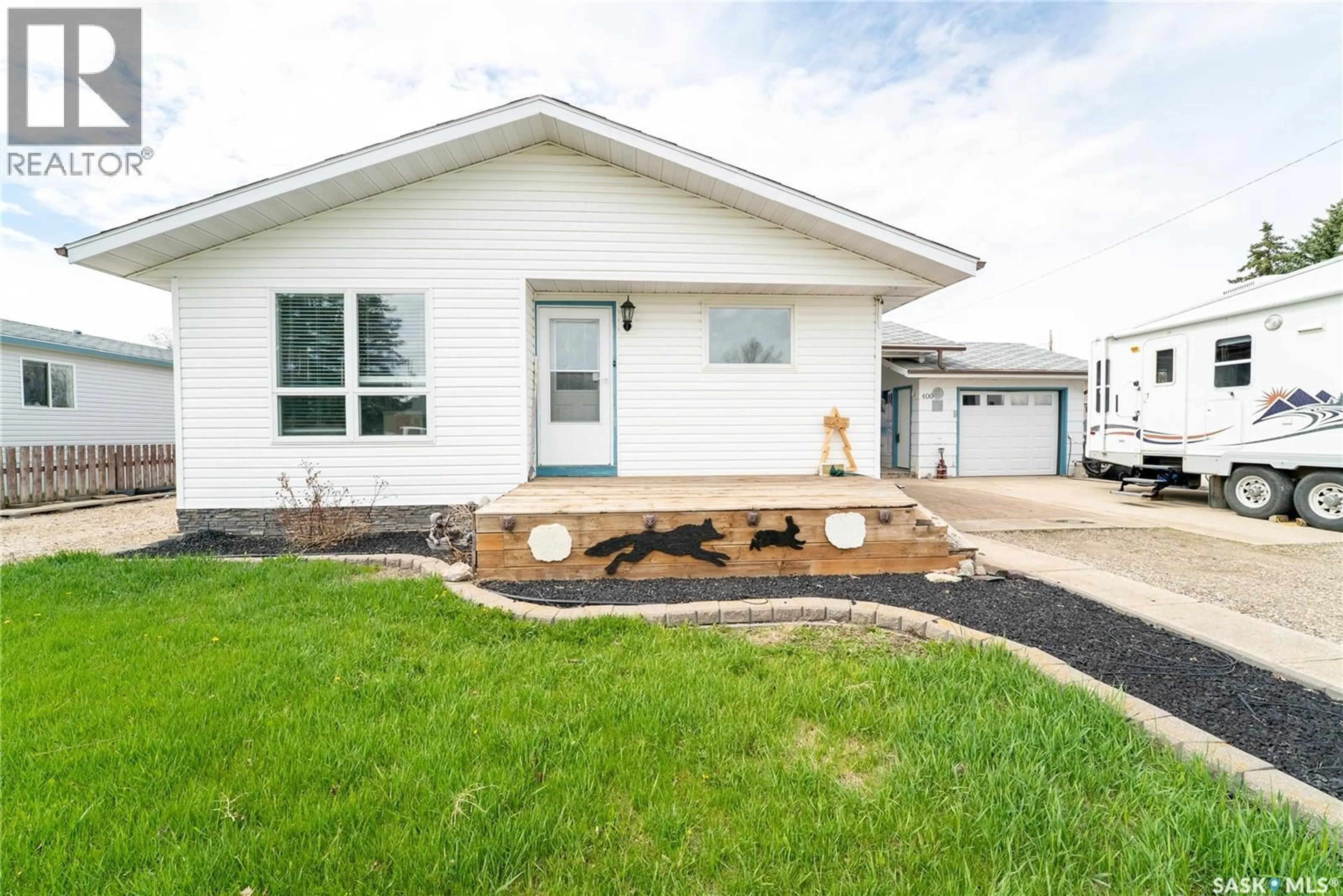 Home with vinyl exterior material, street for 406 WALTER SCOTT AVENUE, Hanley Saskatchewan S0G2E0