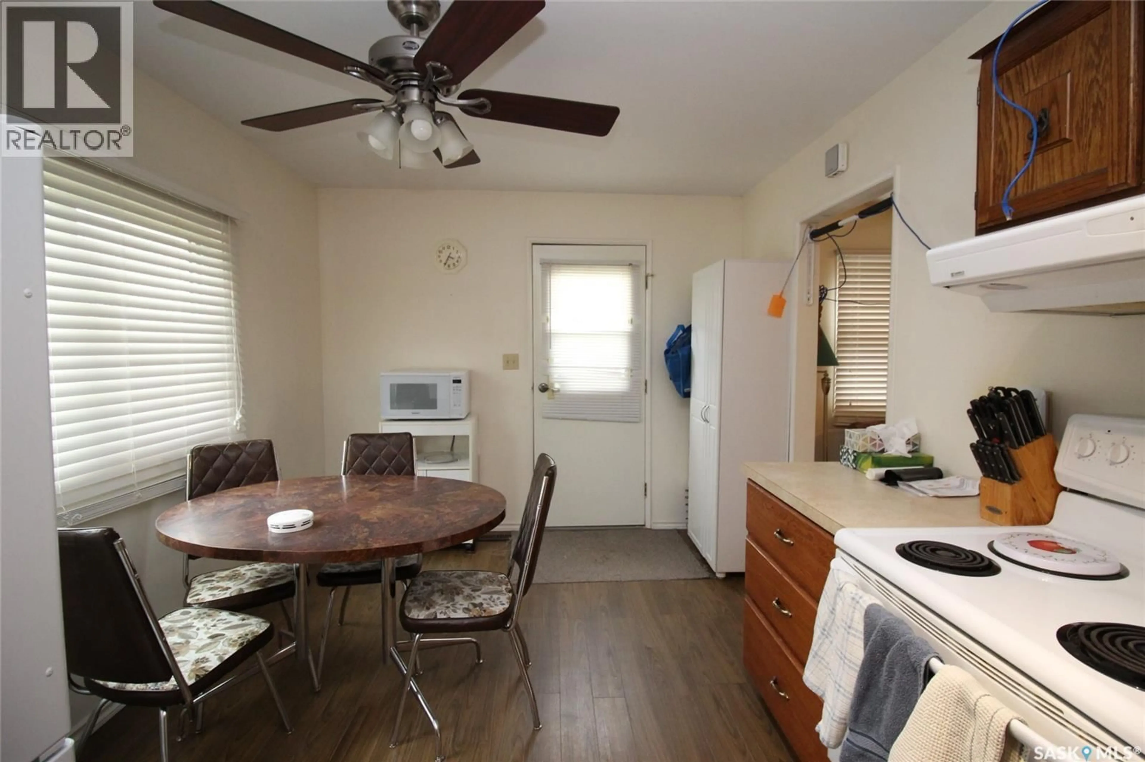 Standard kitchen, wood/laminate floor for 403 4TH STREET, Shaunavon Saskatchewan S0N2M0