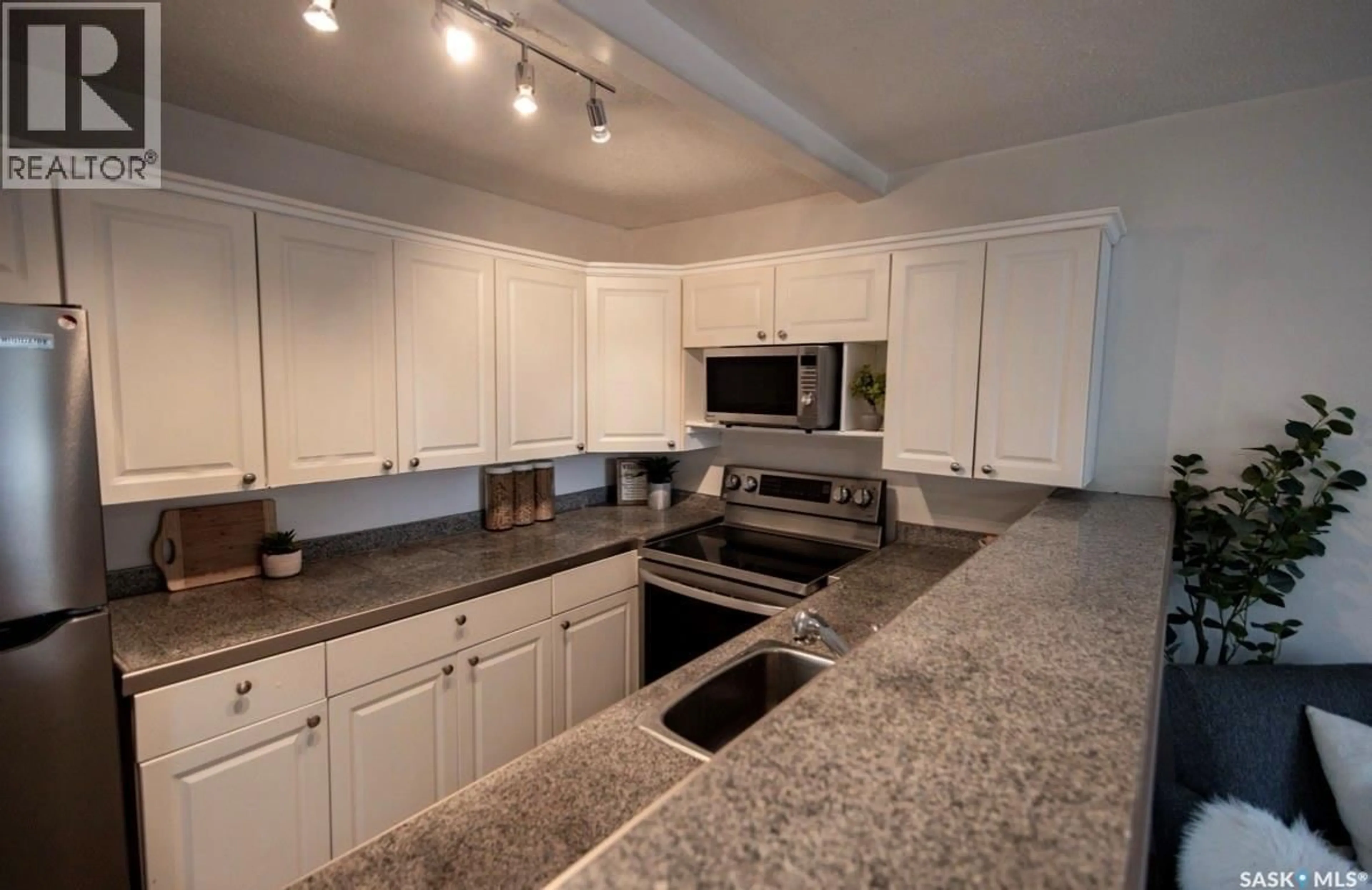Standard kitchen, unknown for 2070 REYNOLDS STREET, Regina Saskatchewan S4N3M8