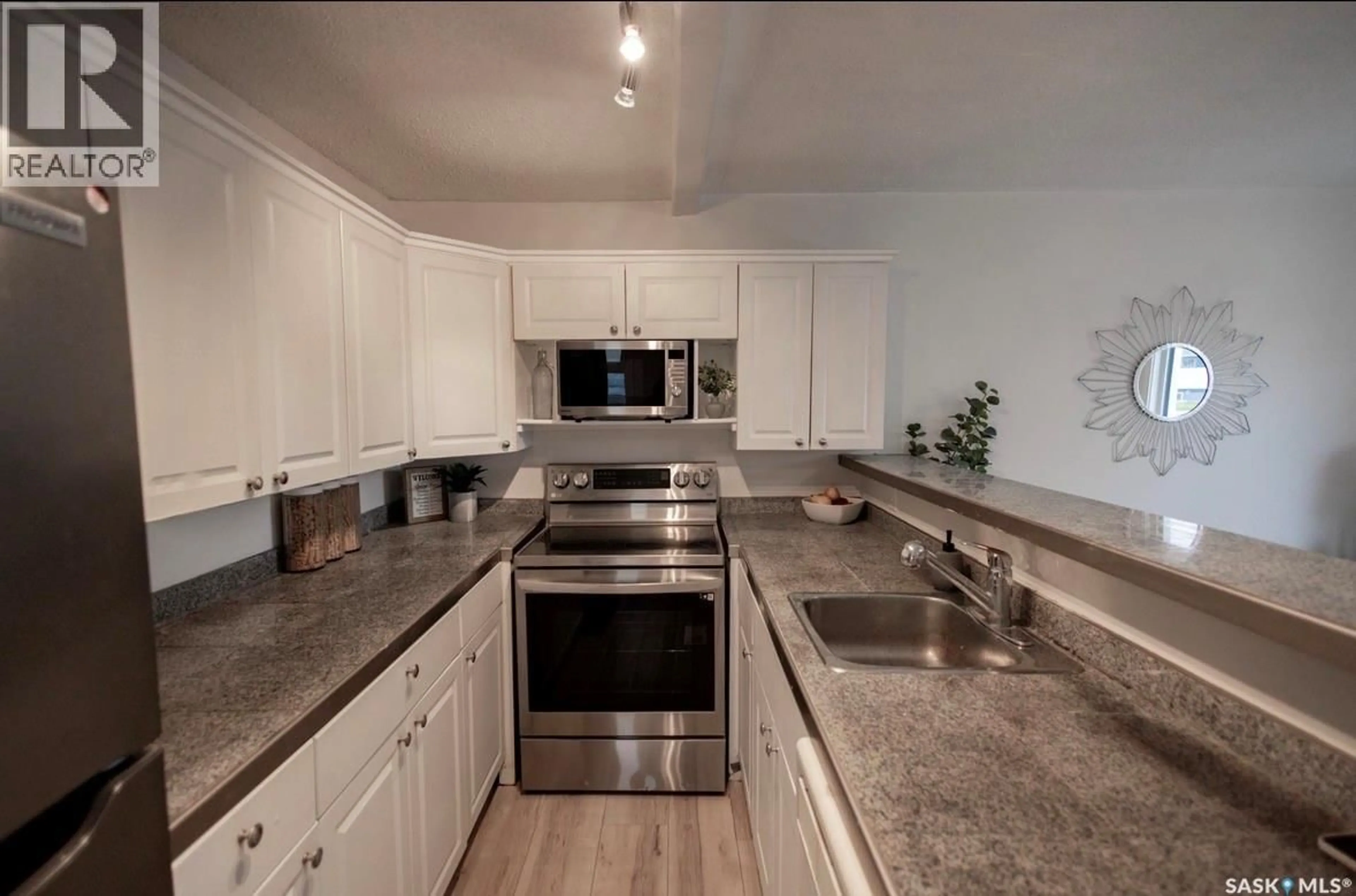 Standard kitchen, unknown for 2070 REYNOLDS STREET, Regina Saskatchewan S4N3M8
