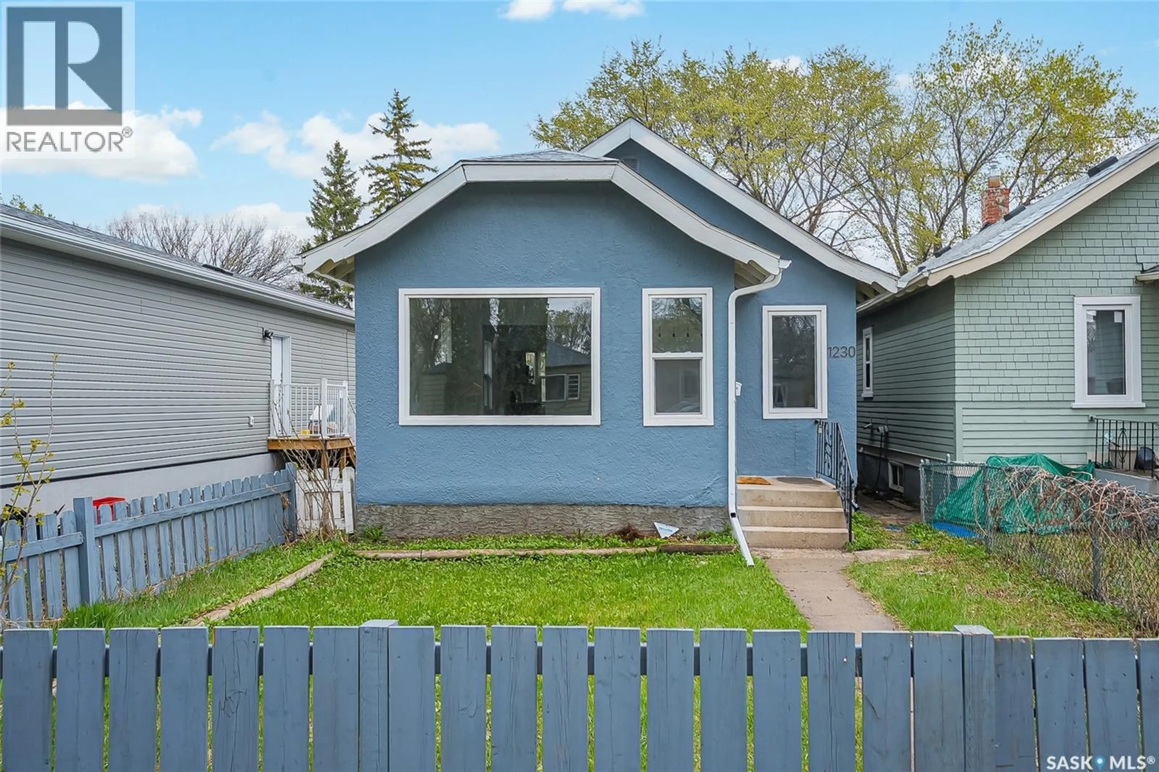 Home with vinyl exterior material, street for 1230 E AVENUE N, Saskatoon Saskatchewan S7L1T4