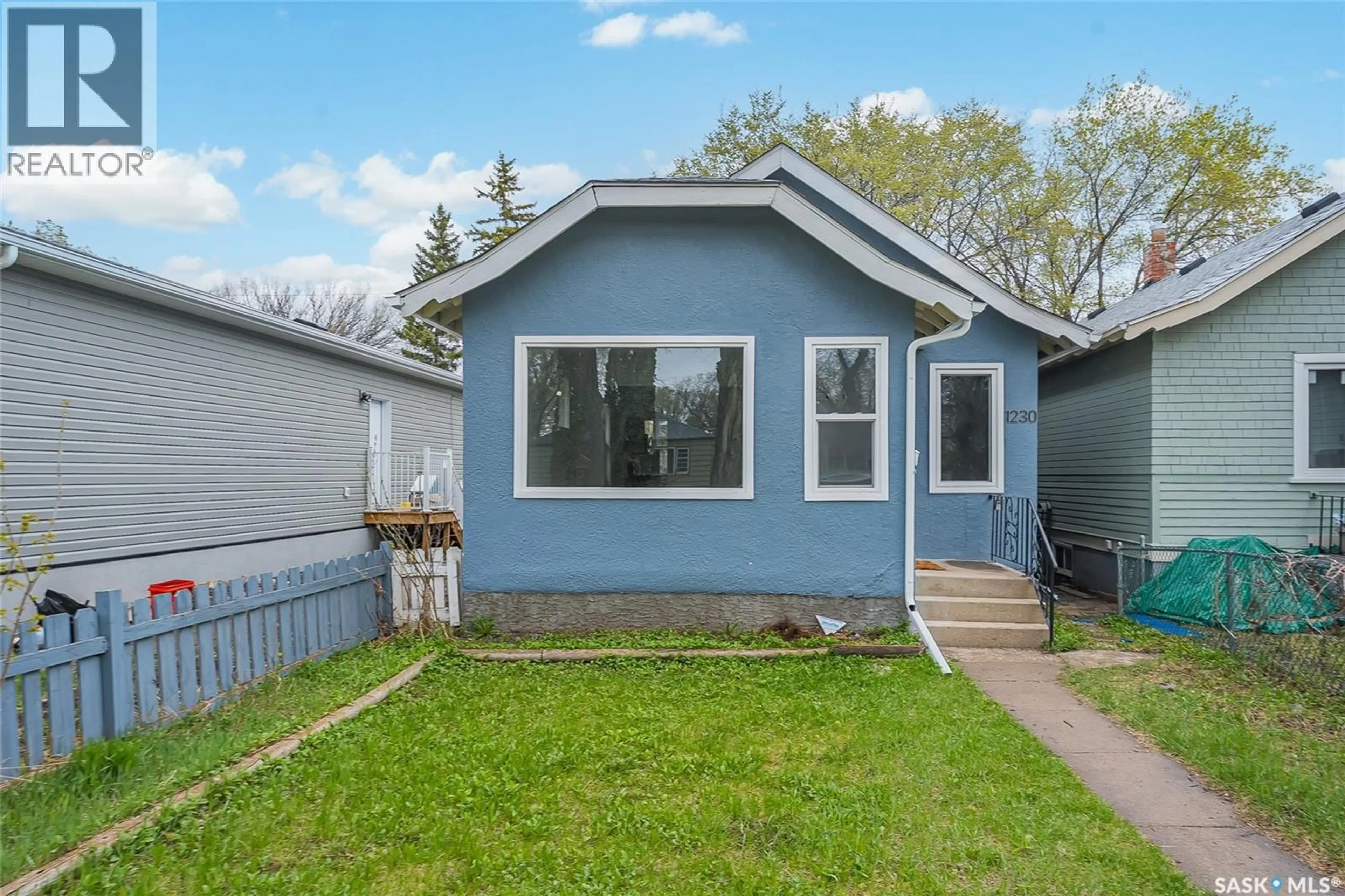 Home with vinyl exterior material, street for 1230 E AVENUE N, Saskatoon Saskatchewan S7L1T4