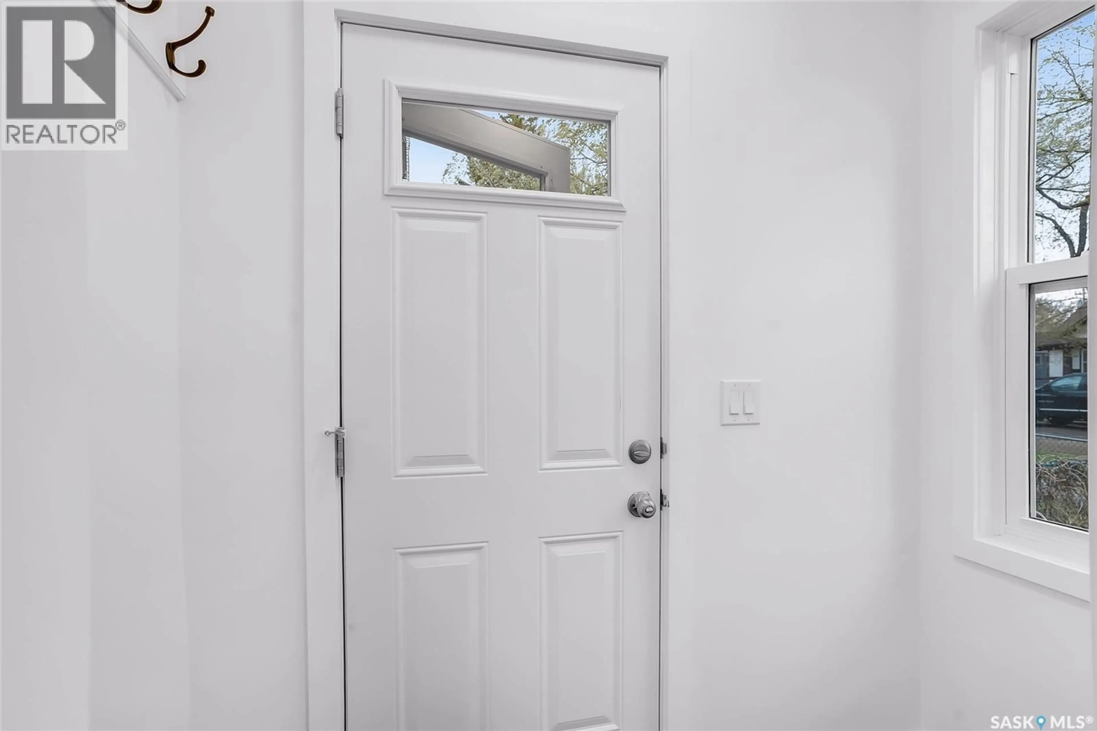 Indoor entryway for 1230 E AVENUE N, Saskatoon Saskatchewan S7L1T4