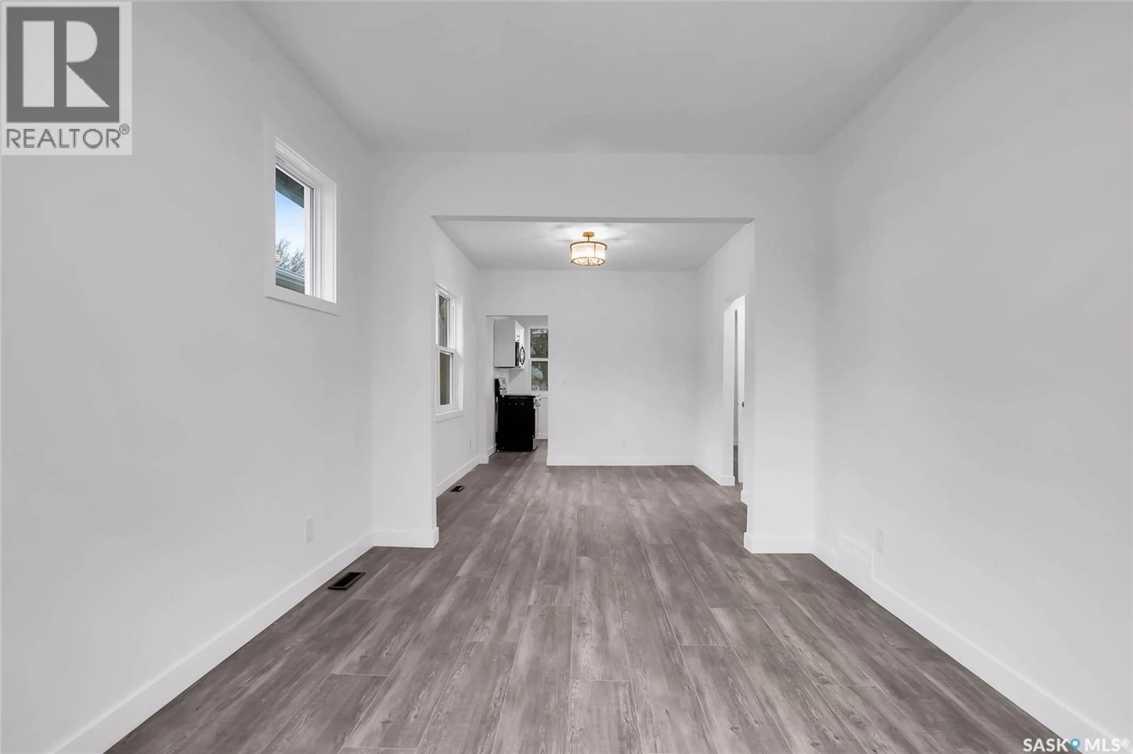 Indoor entryway for 1230 E AVENUE N, Saskatoon Saskatchewan S7L1T4