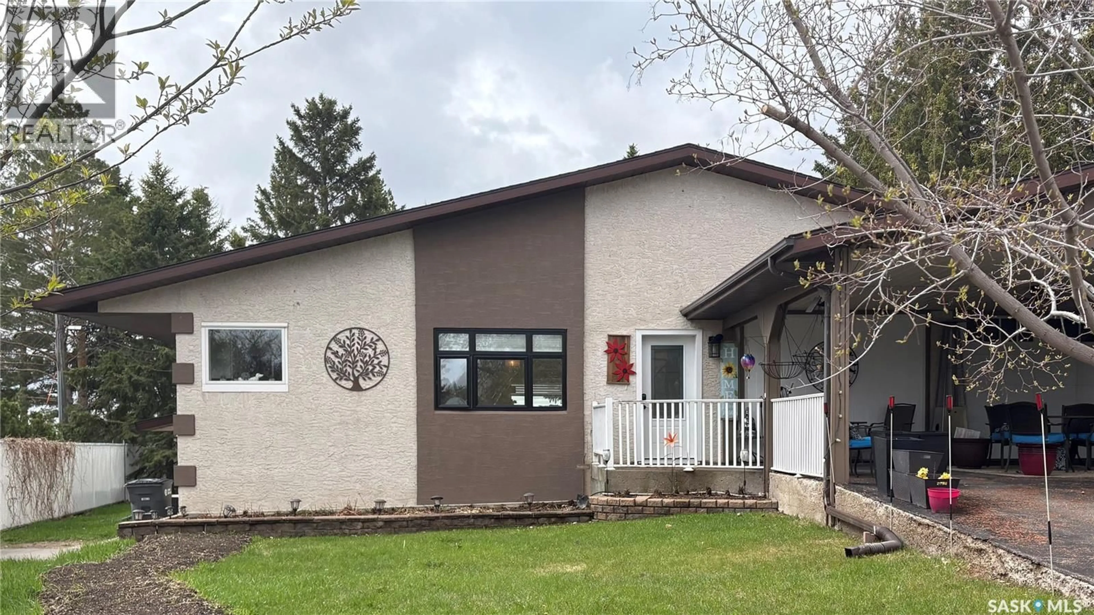 Home with vinyl exterior material, building for 303 CURRIE CRESCENT, Strasbourg Saskatchewan S0G4V0